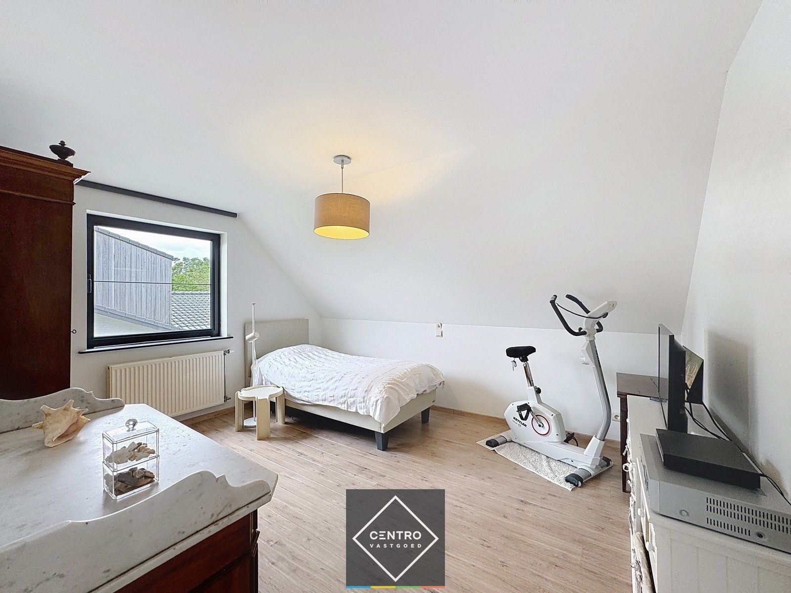 Instapklare woning met 3 slpks, garage én ZUIDger. tuin  te Oostkamp! foto 17