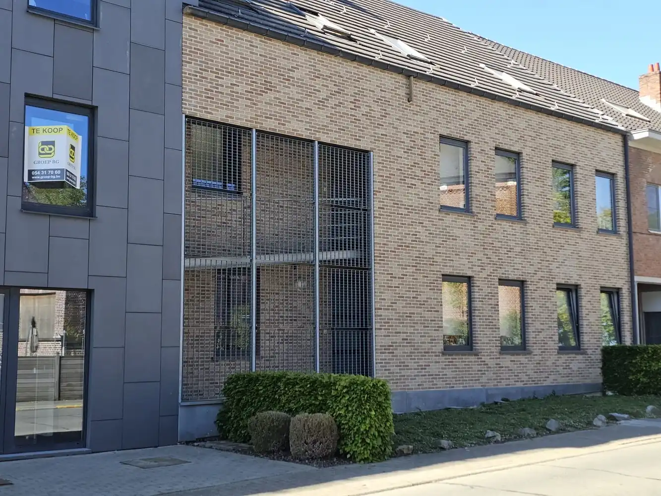 Zeer ruim appartement met terras + garage foto {{pictureIndex}}
