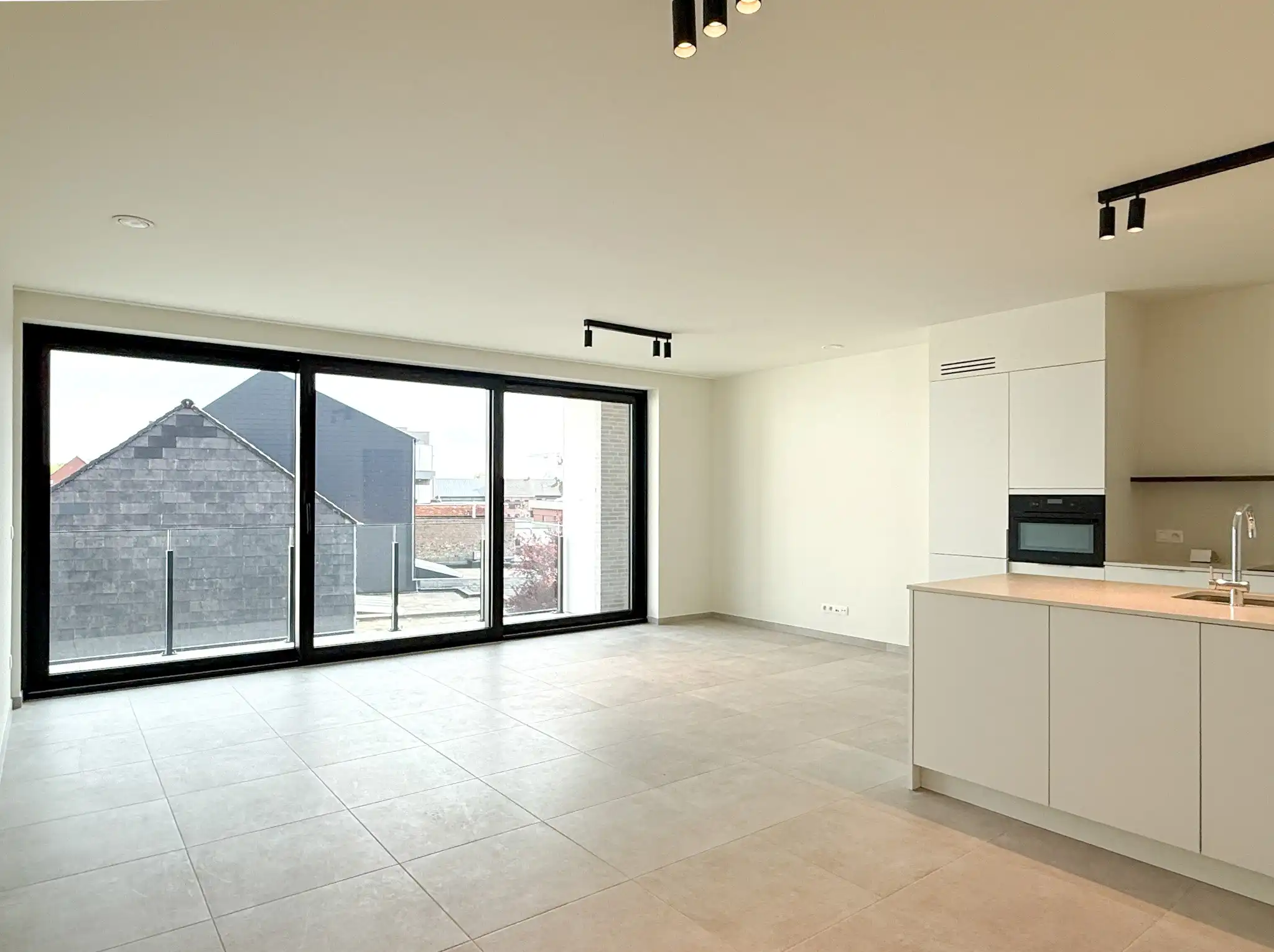 Nieuwbouwappartement op de tweede verdieping met terras en twee slaapkamers foto {{pictureIndex}}