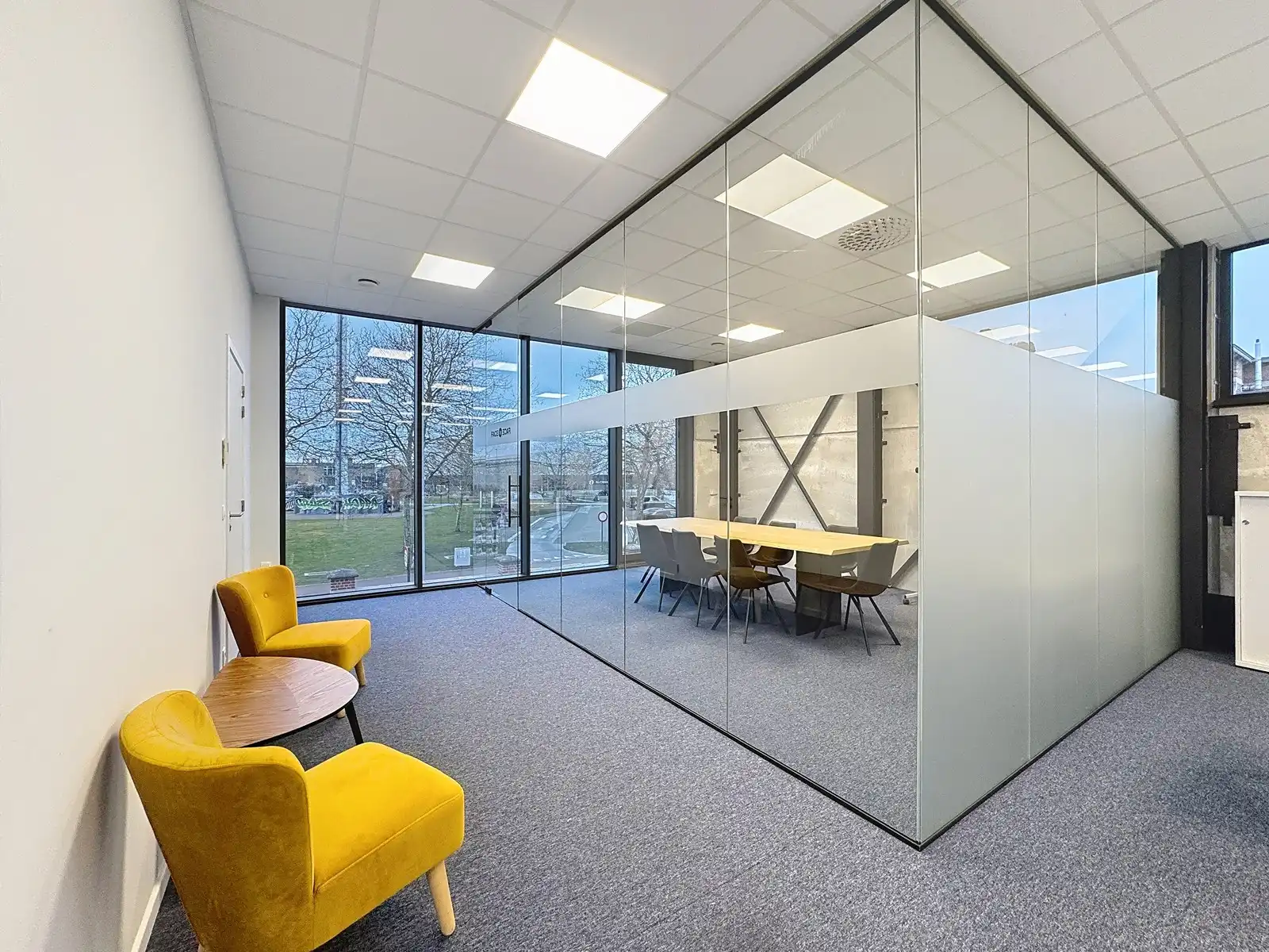 Instapklare en bemeubelde KANTOORRUIMTE (150m² op 1°V.) met berging en 2 autostaanplaatsen in de kelder. Op een boogscheut van het centrum van Brugge/expresweg. foto 2