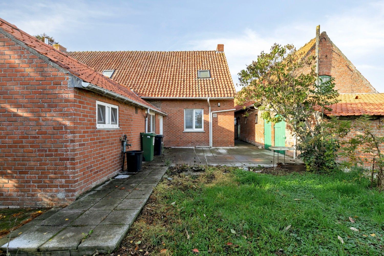 Beveren aan de IJzer: Charmant en historisch hoevetje met woonhuis, diverse stallingen, loods en weide op 3.967m² totale grondopp. foto 28