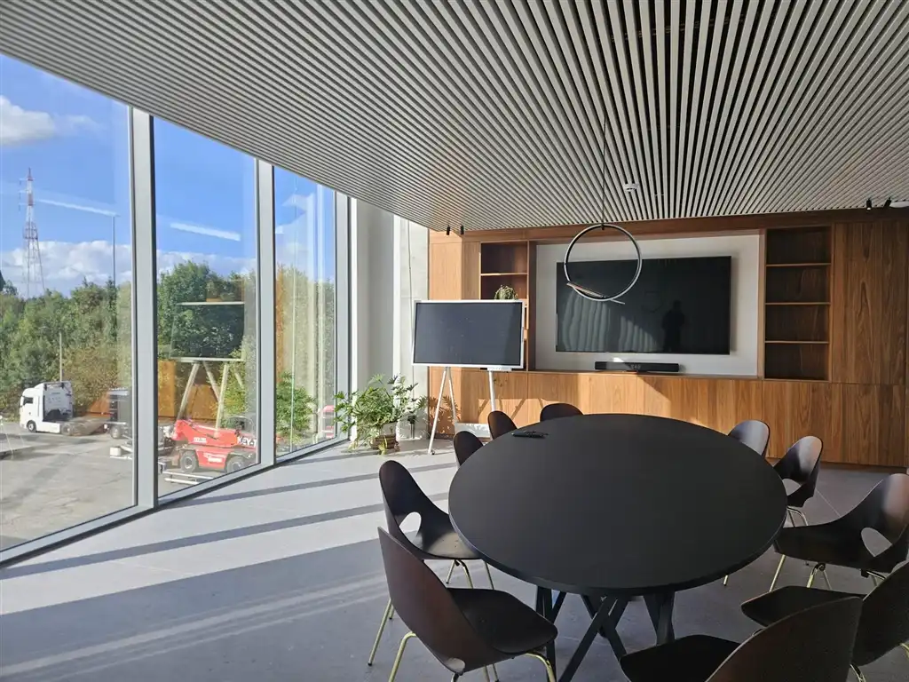 Magazijn met laad- en loskade en high end kantoren foto 9