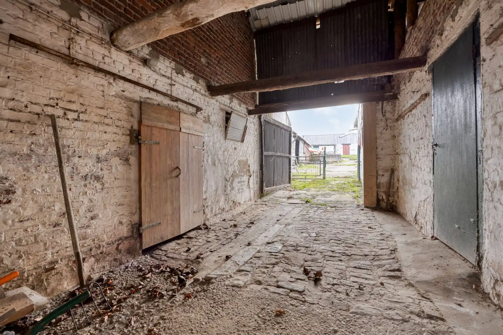 Hoevewoning met binnenkoer, stallen en tuin in landelijke dorpsligging te Nerem foto 24