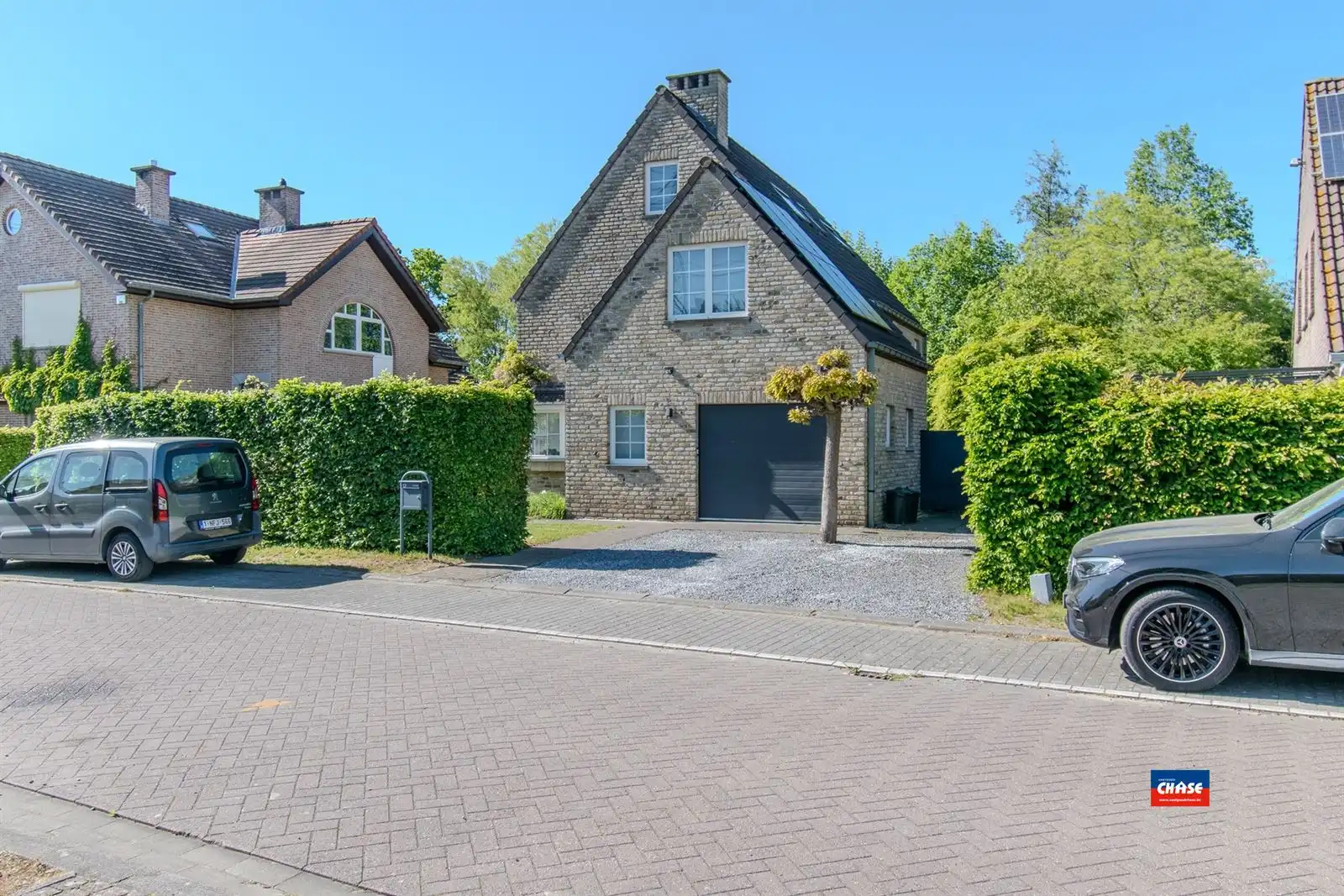 Villa met prachtige tuin in een doodlopende straat foto {{pictureIndex}}