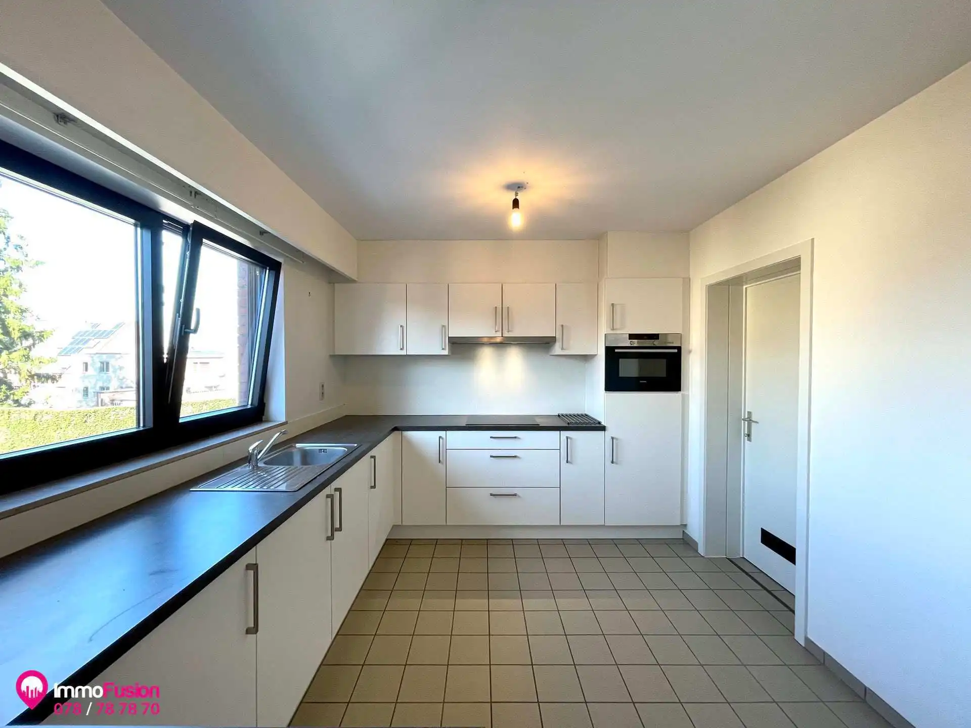 Mooi 2-slaapkamer appartement met terras in het centrum! foto 10