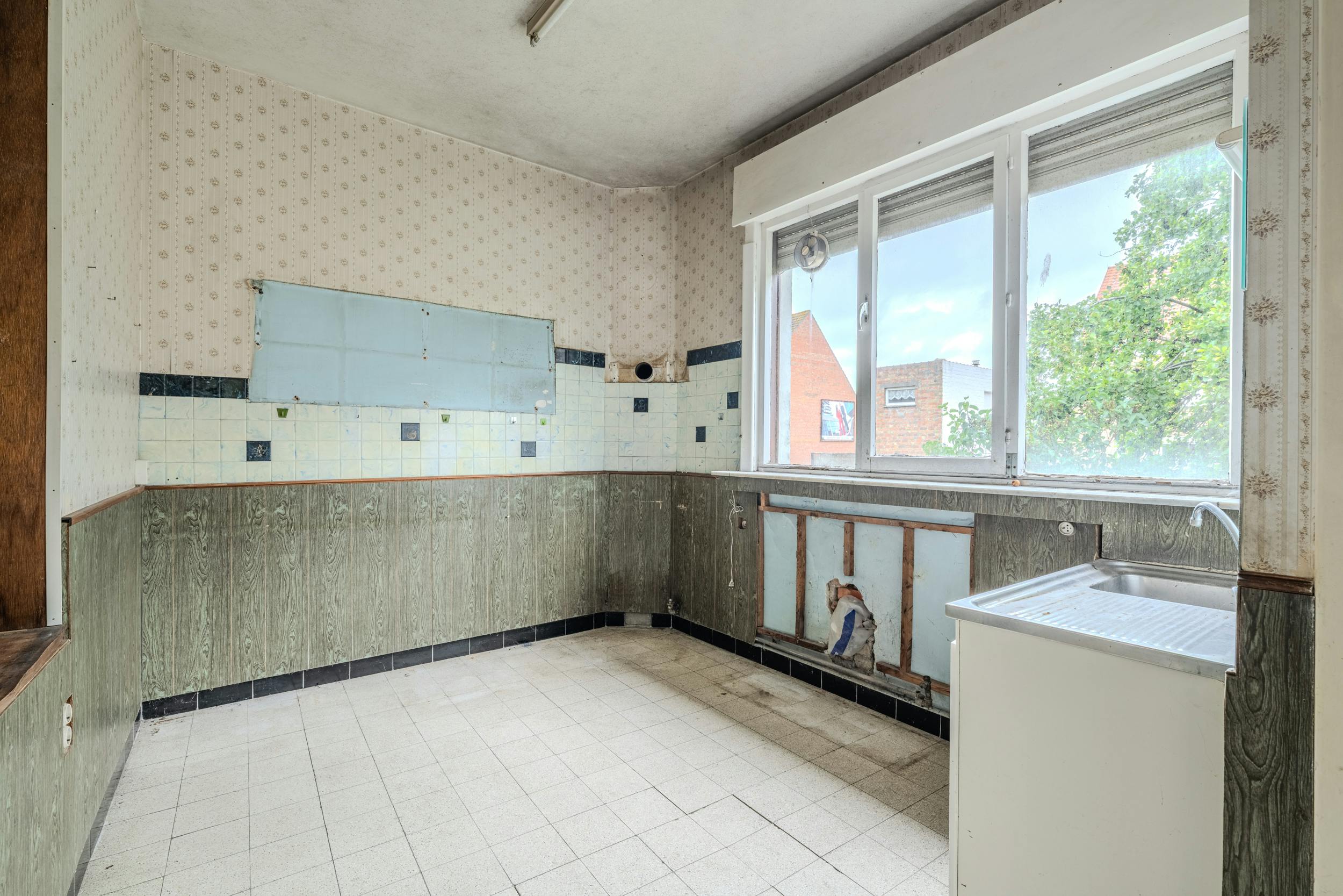 Te renoveren woning met 5 slaapkamers, tuin en garagebox te Middelkerke! foto 10