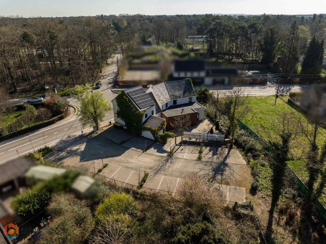 Grondig gerenoveerd handelsgelijkvloers met woonst en ruime parking foto {{pictureIndex}}