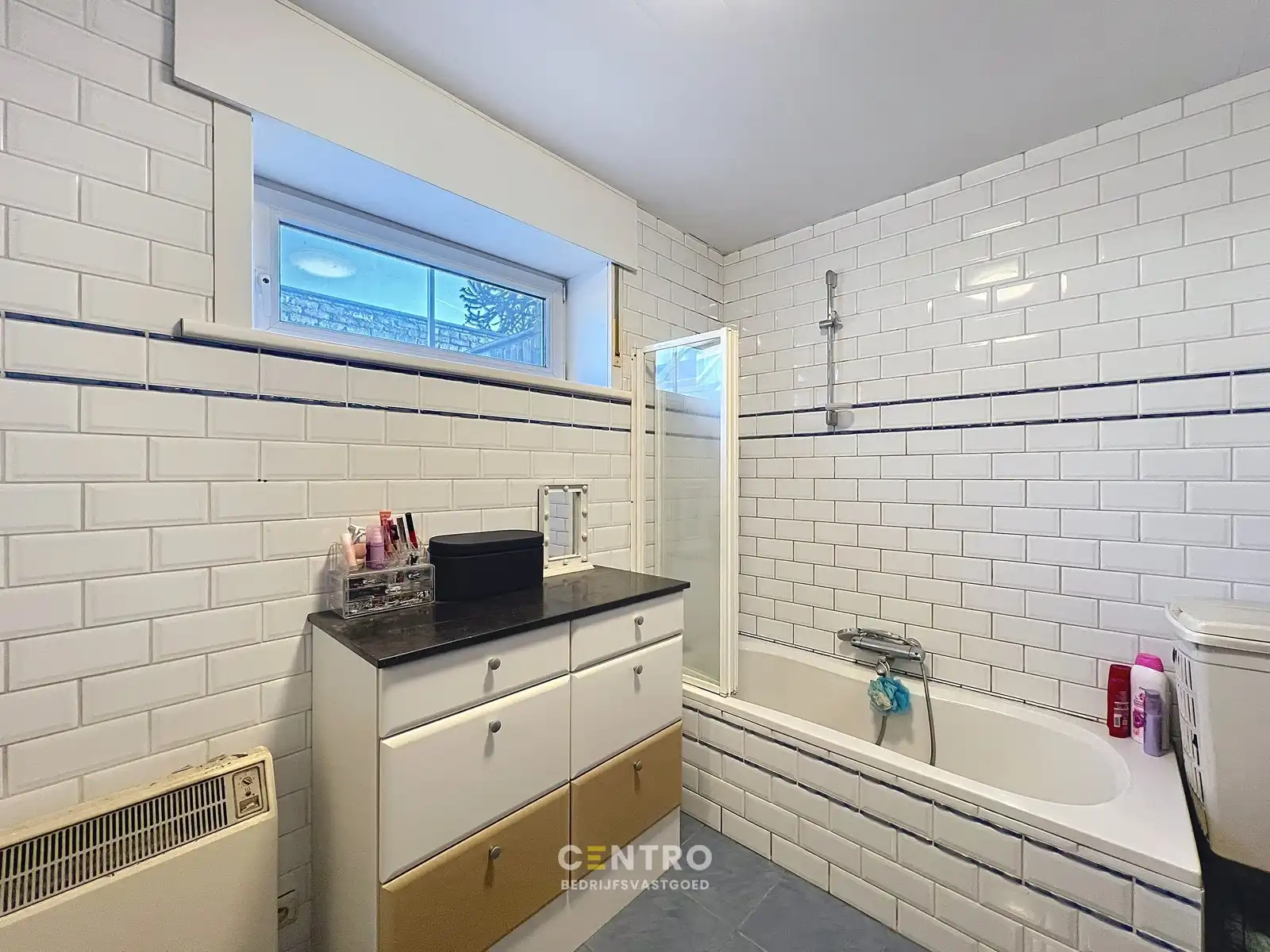 WOONST (4 slpk) met praktijkruimte, garages en extra STALLING op een ruim perceel van 820m²  te Gistel ! foto 16