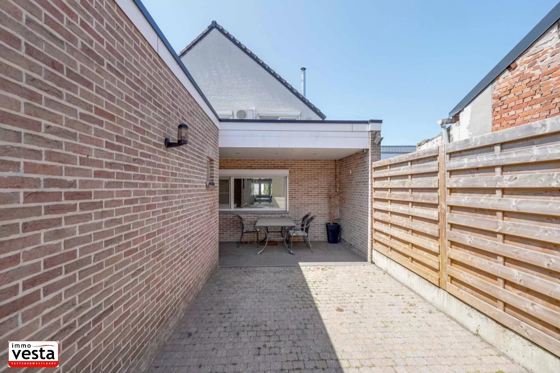 Ruime , landelijk gelegen woning met loods foto 24