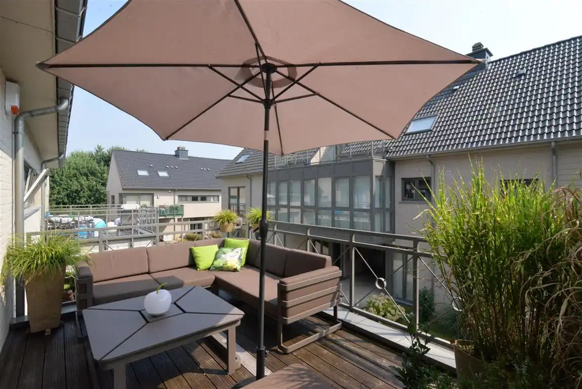Ruim duplex-appartement met 5 slpks in Sint-Pieters-Leeuw foto 8