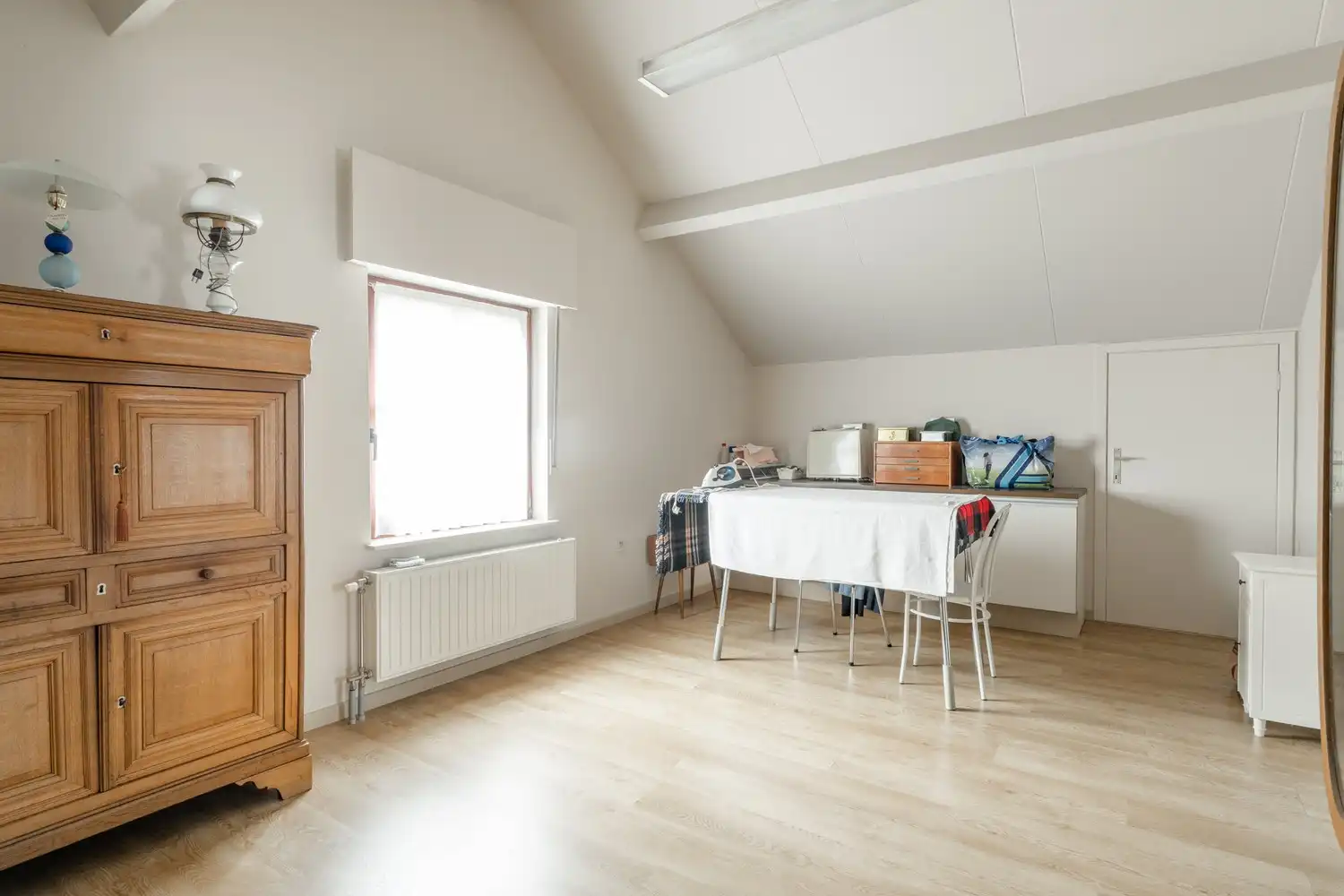 Mooie vrijstaande woning te koop vlakbij het centrum met 4 slaapkamers rustig gelegen op 10a10ca. foto 32