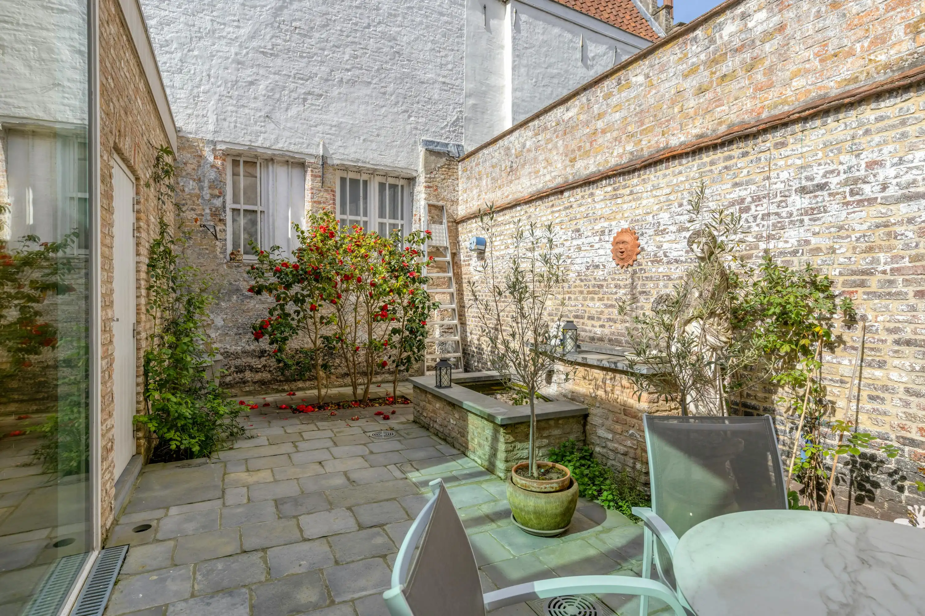 Charmant, instapklare herenhuis (°2007) op toplocatie in Brugge foto 18