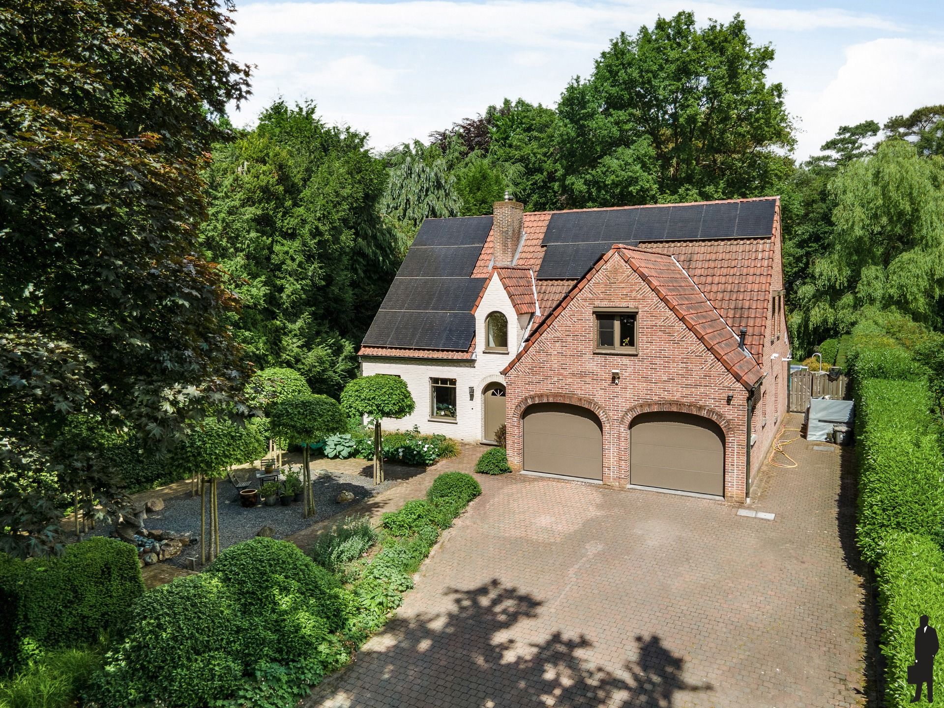 Stijlvol gerenoveerde villa met schitterende tuin en verwarmd zwembad foto 2