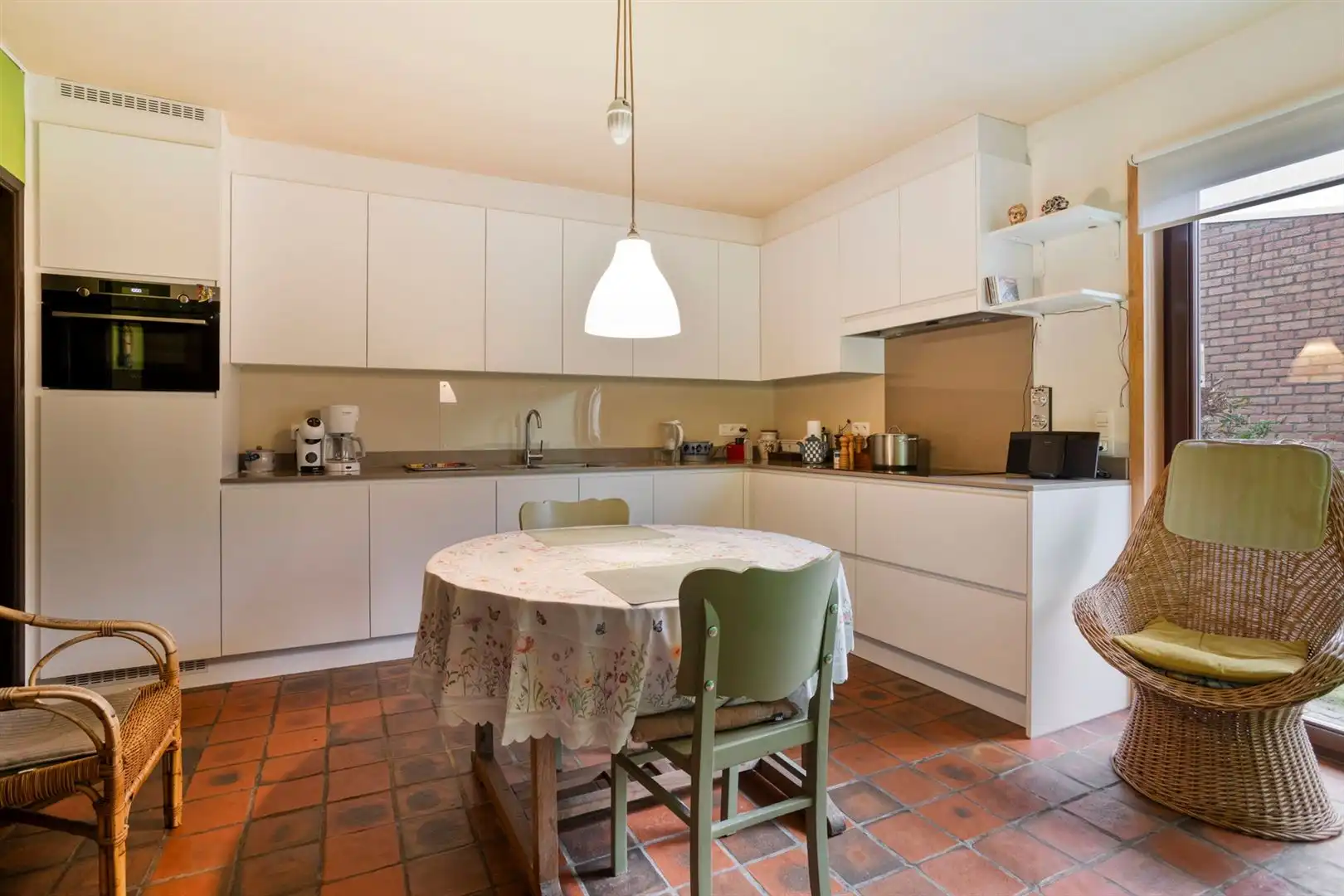 Rustig gelegen open bebouwing met 3 slaapkamers en garage op een perceel van 556 m². foto 8