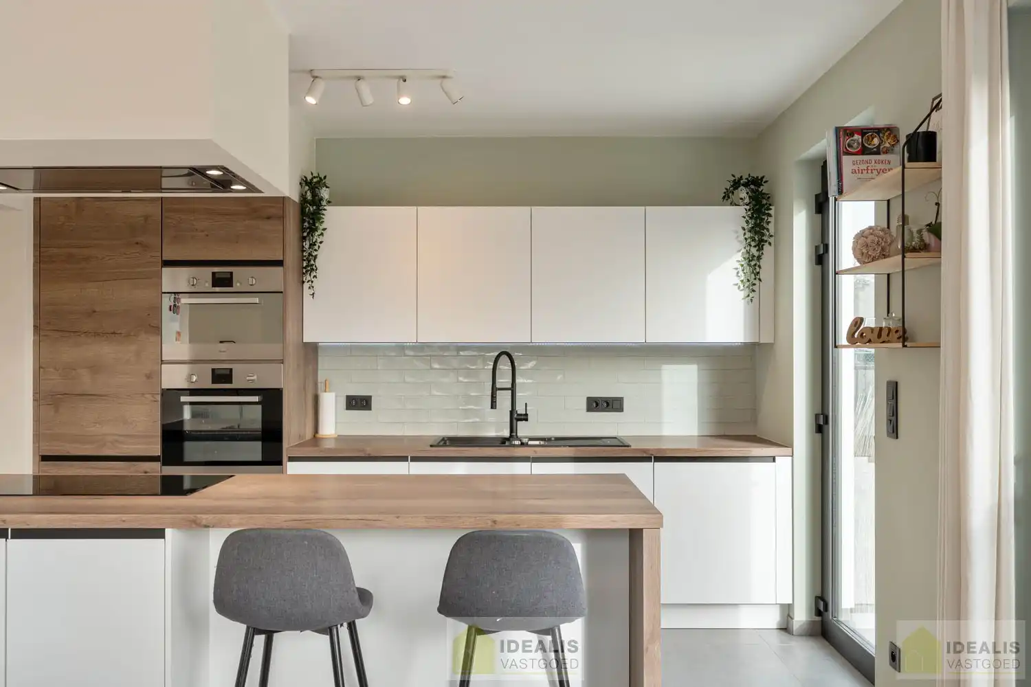 RECENTE, PERFECT ONDERHOUDEN EN MODERN OPGETROKKEN WONING foto 23