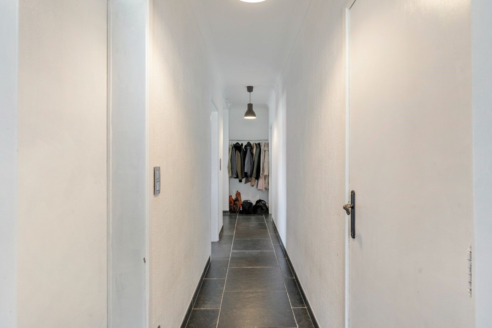 Gerenoveerde vrijstaande bungalow-woning met zuid-west gerichte tuin, op 9a 33ca met zicht op achterliggend groen.  foto 11