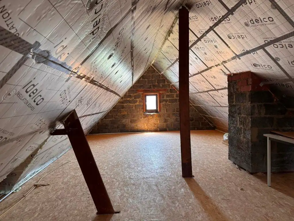 Deze rustig gelegen, alleenstaande woning onderging een grondige renovatie en werd uitgerust met zonnepanelen, vernieuwde beglazing, nieuwe radiatoren, een vernieuwde badkamer en aangelegde oprit. foto 16