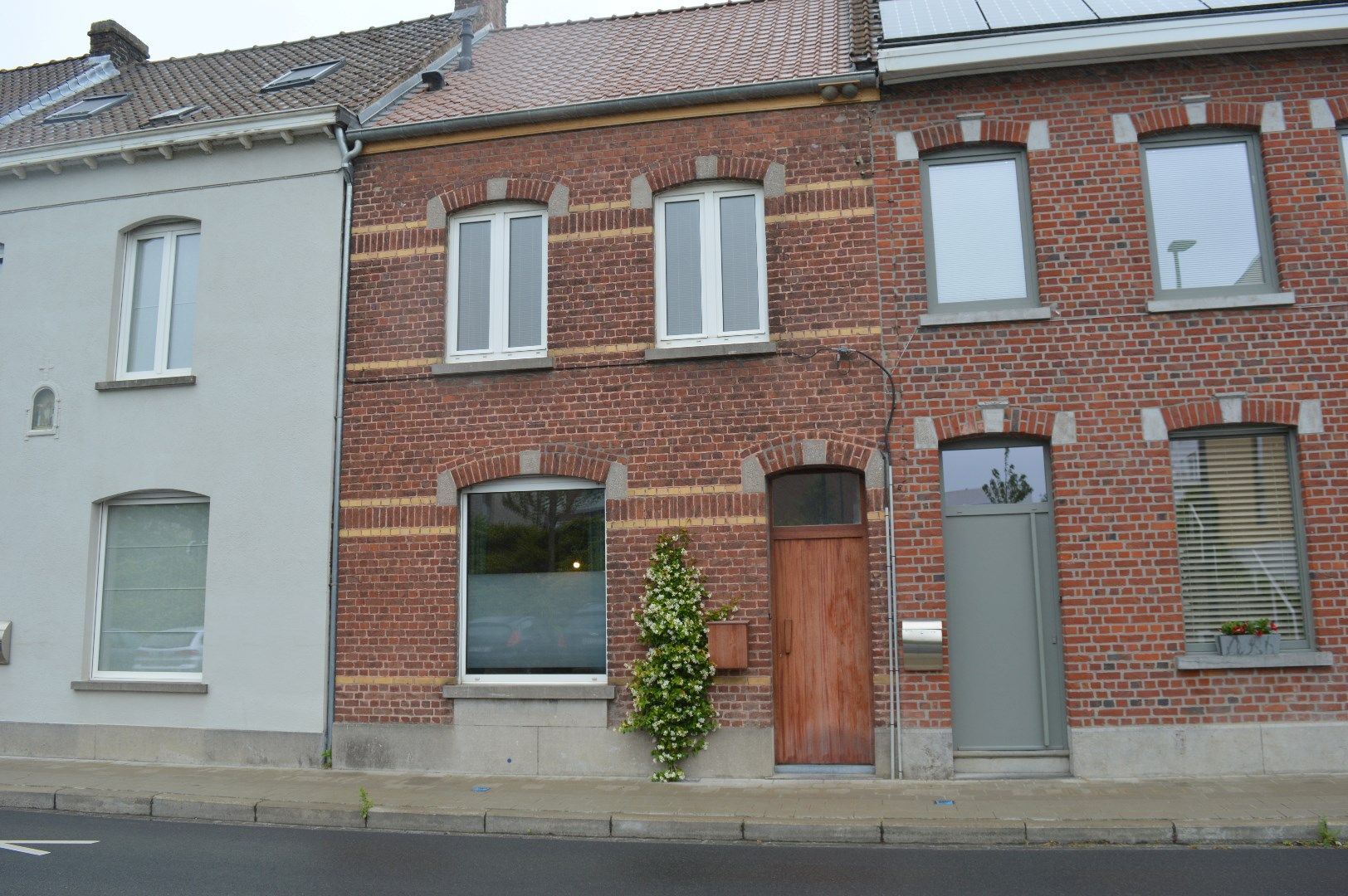 Unieke rijwoning met tuin, garage en 3 slaapkamers in Zwevegem foto {{pictureIndex}}