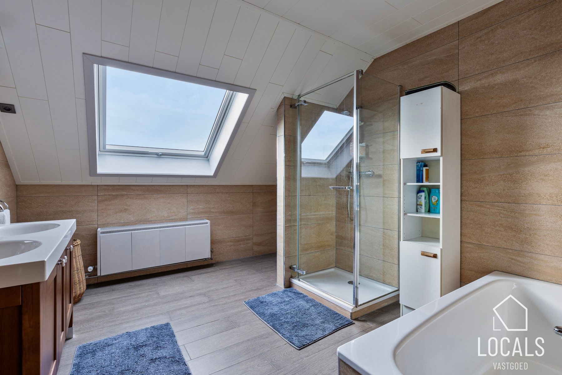 Ruime woning met 5 kamers, 2 garages en prachtig uitzicht foto 13
