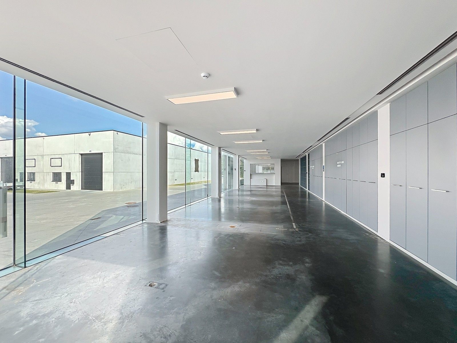 Modern (energiezuinig) KANTOORGEBOUW (± 800m²) met 14 private parkeerplaatsen TE HUUR in Waregem (Beveren-Leie). foto 7