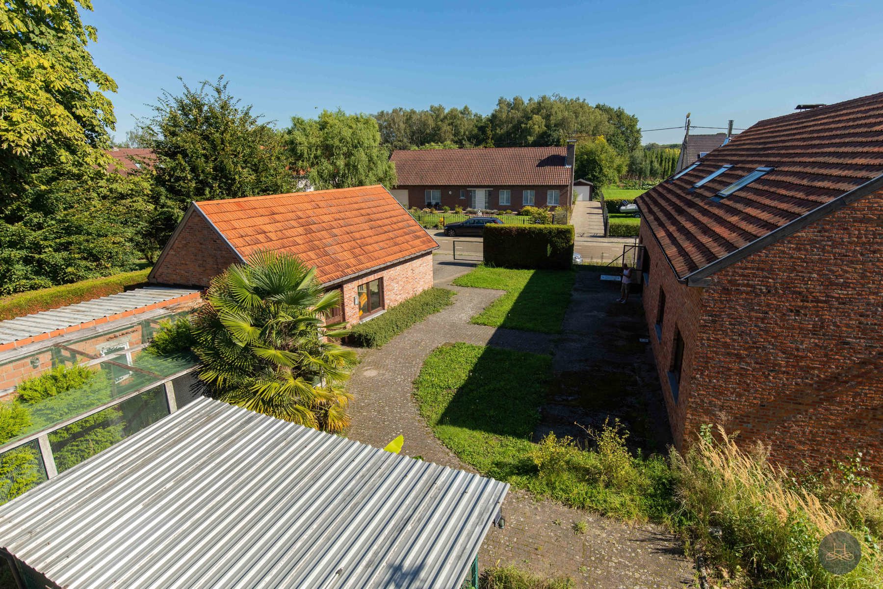 Op te frissen hoeve met natuurlijke vijver foto 2