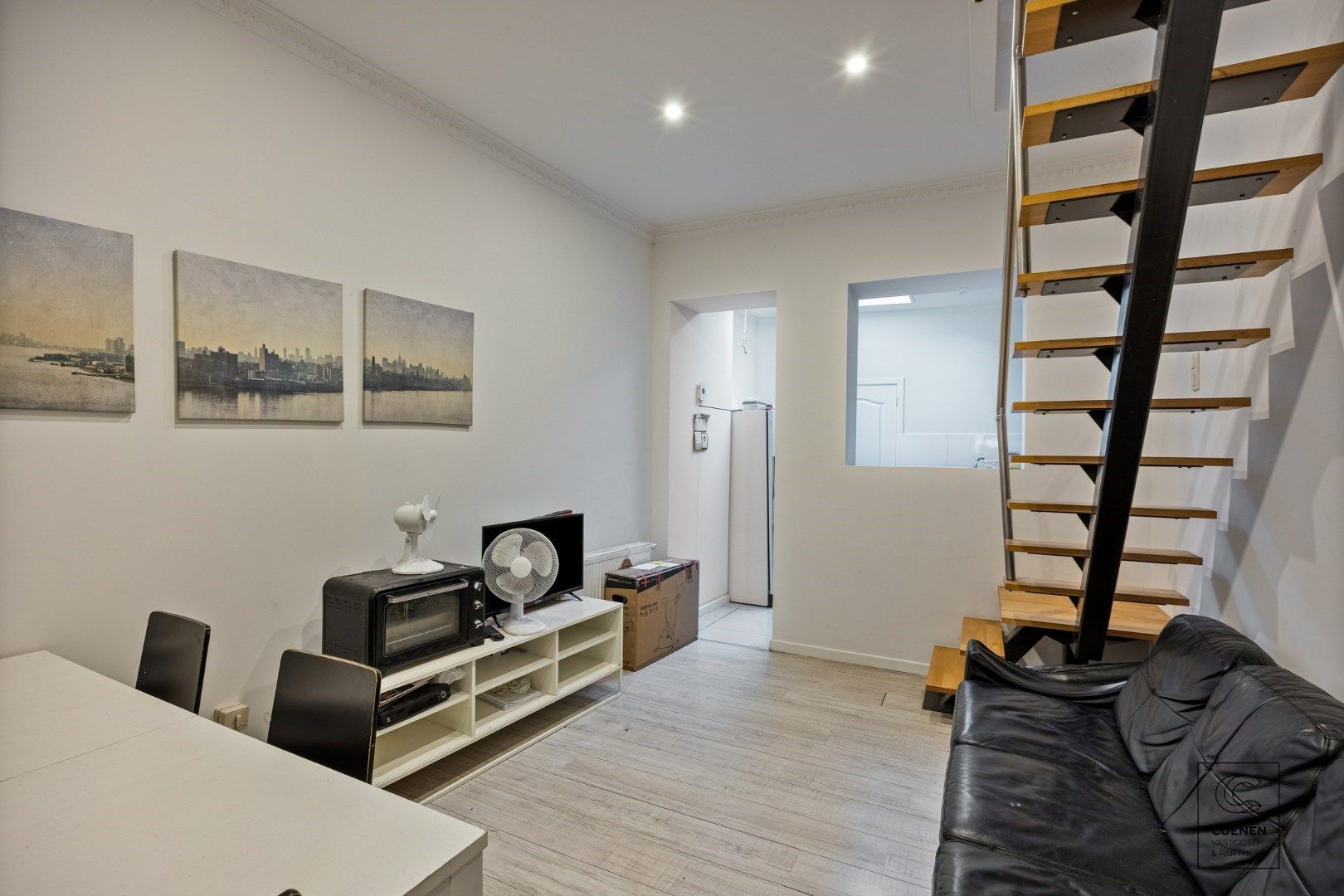 Op te frissen woning met 4a5 slp's op geweldige ligging te Willebroek! foto {{pictureIndex}}