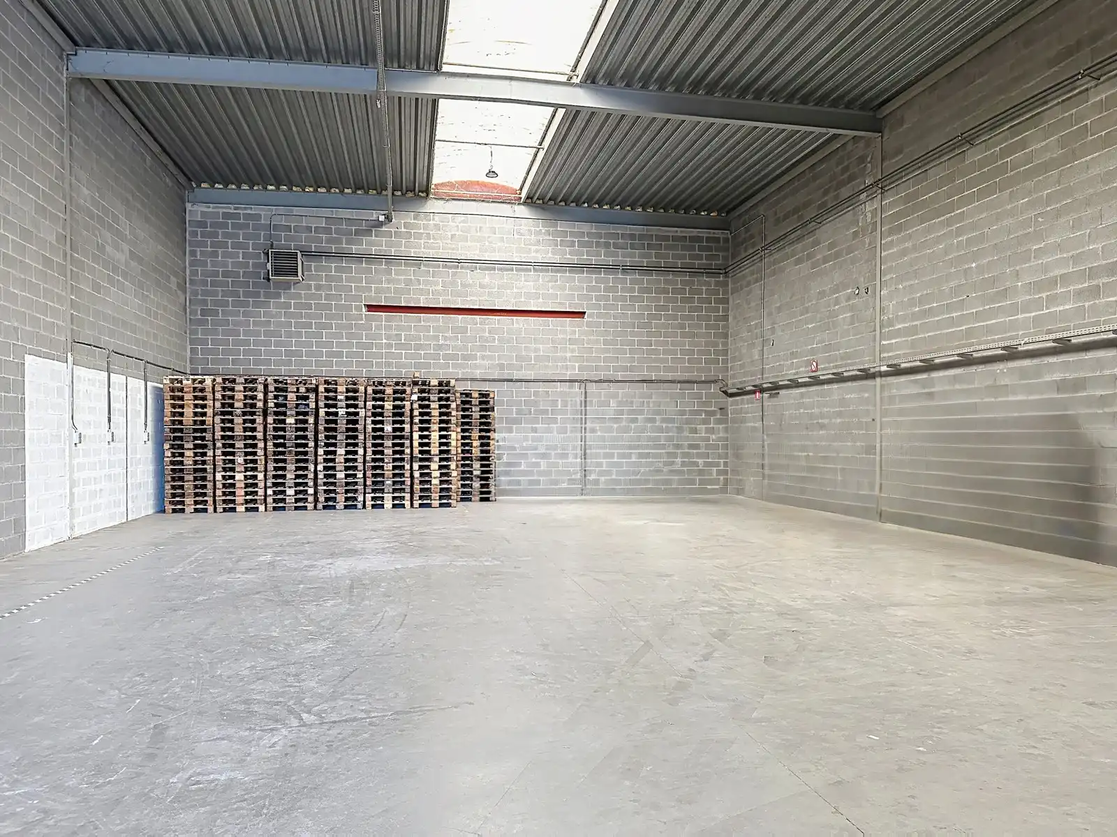 Magazijn met kantoorruimte foto {{pictureIndex}}