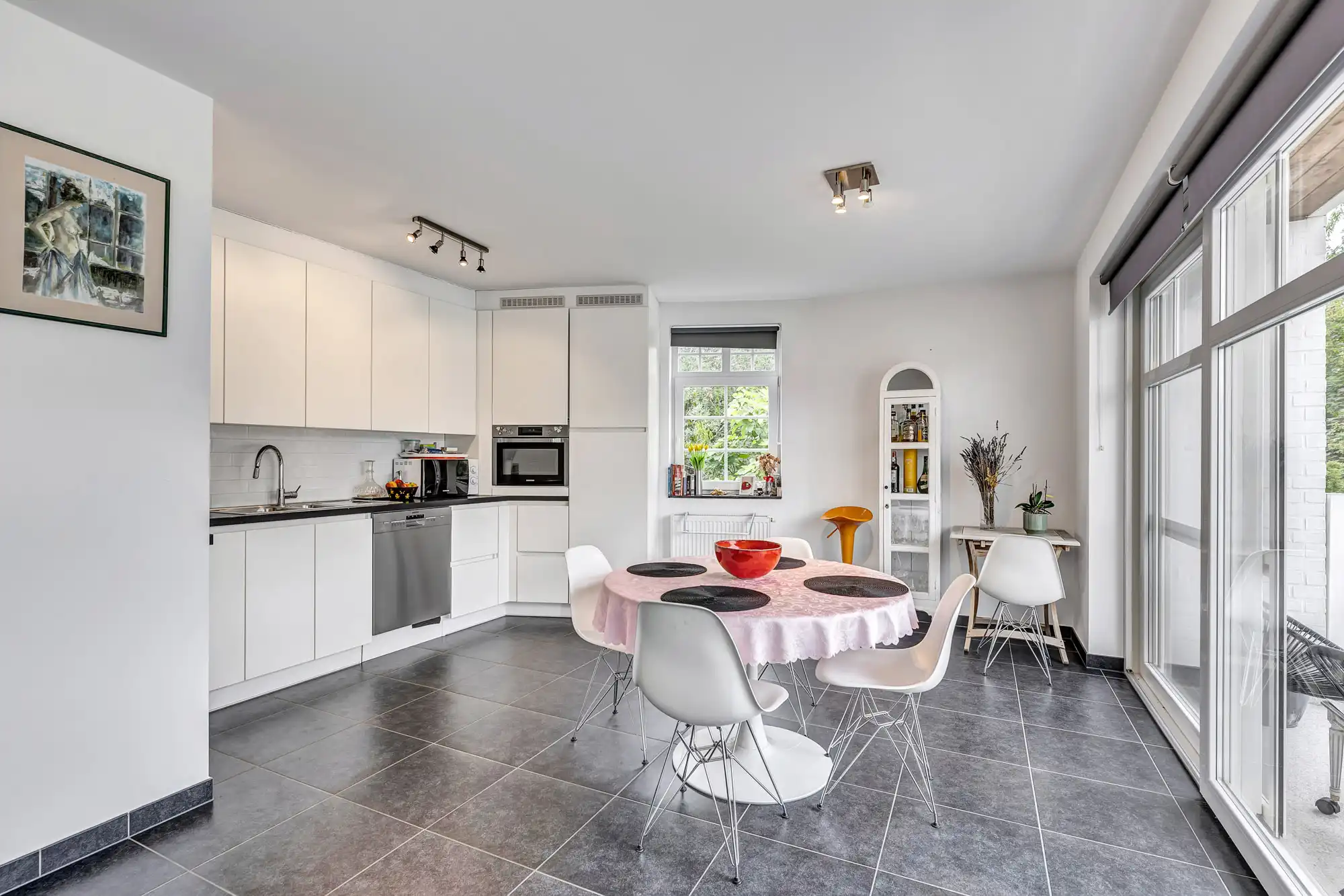Ruim appartement met vier slpks, terras en autostaanplaats foto 6