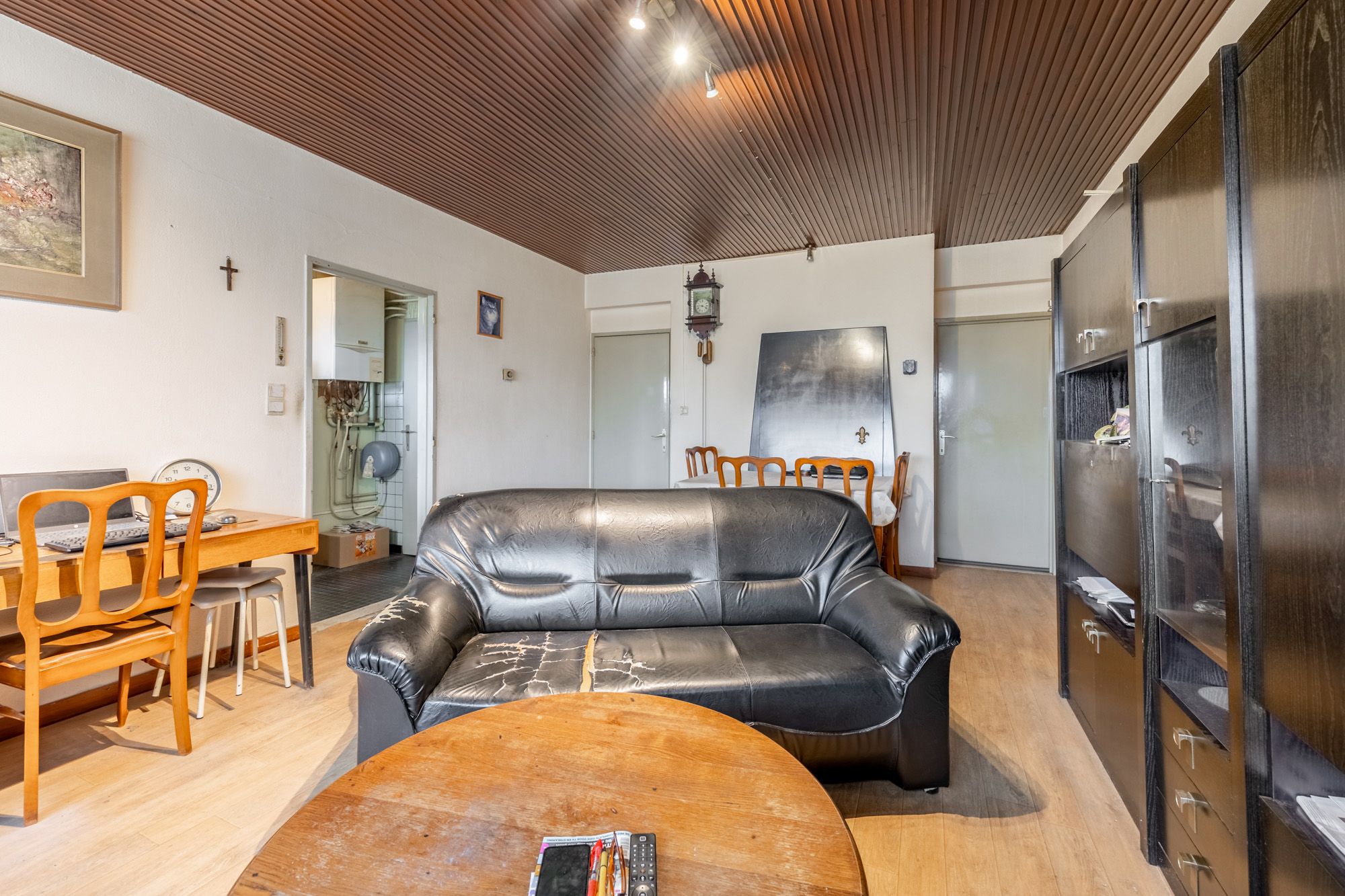 IDEALIS VASTGOED - CENTRAAL GELEGEN 2-SLPKMR APPARTEMENT IN HET CENTRUM VAN LEOPOLDSBURG! – Correct onderhouden appartement op de derde verdieping (+-88m²) met een aangename leefruimte, aparte keuken, 2 slaapkamers, badkamer en apart toilet. Het appartement beschikt tevens over een lift en een privatieve kelder. Geschikt voor zij die zoeken naar betaalbaar wonen in het centrum van Leopoldsburg. foto 5