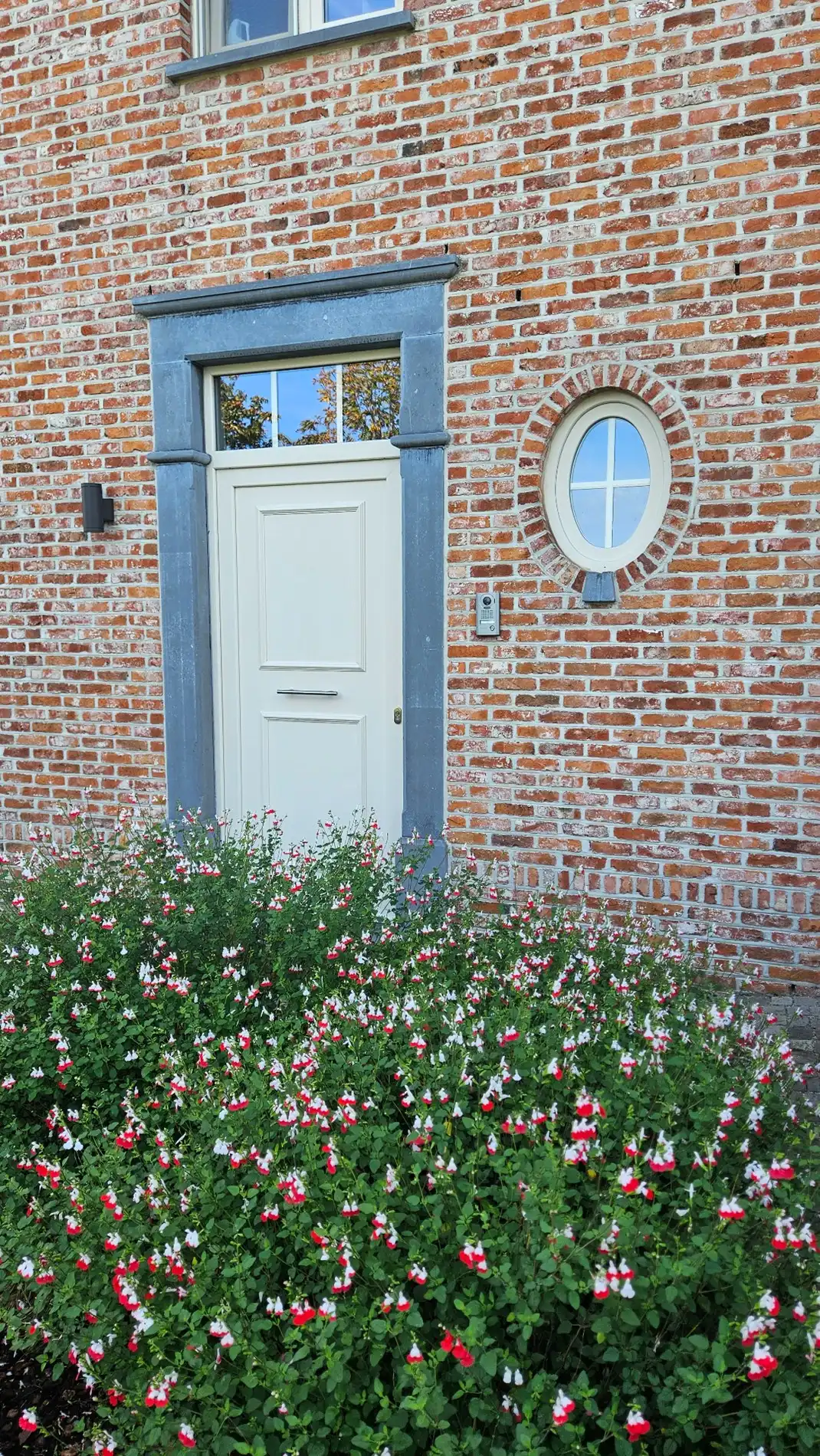 Uiterst ruime woning met 3 slk, 2 garages en tuin foto 13