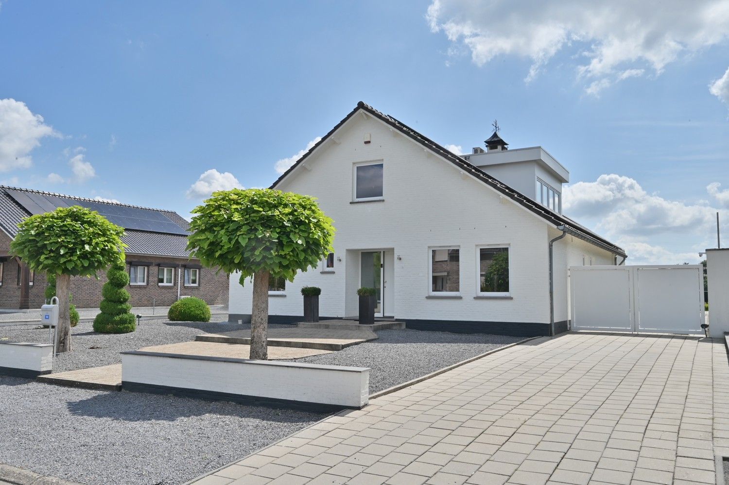 Ruime woning met zwembad en royaal poolhouse, op rustige locatie in Rekem, direct grenzend aan velden foto 4