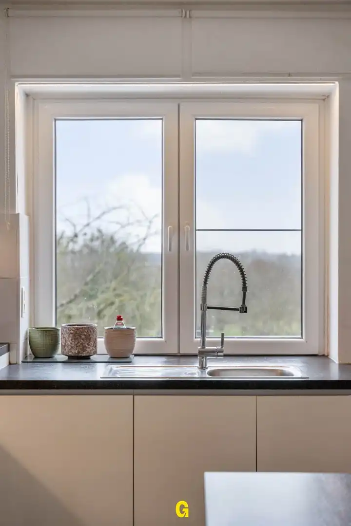 Netjes gerenoveerd twee slaapkamer appartement met terras en 2 standplaatsen in een kleinschalige residentie te Rijkhoven foto 6