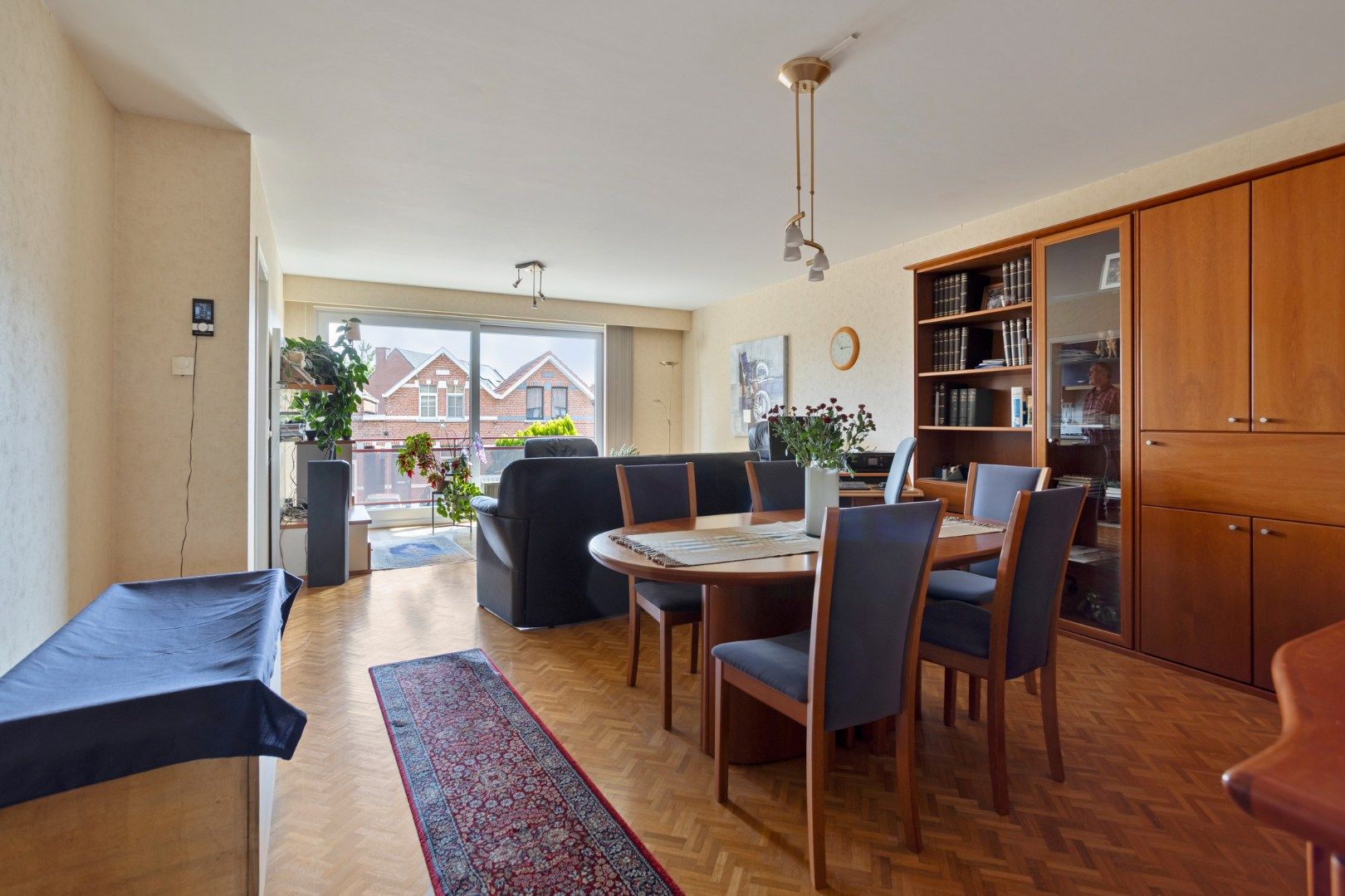 Ruim en goed onderhouden 2 slpk appartement met terras en garage foto 2