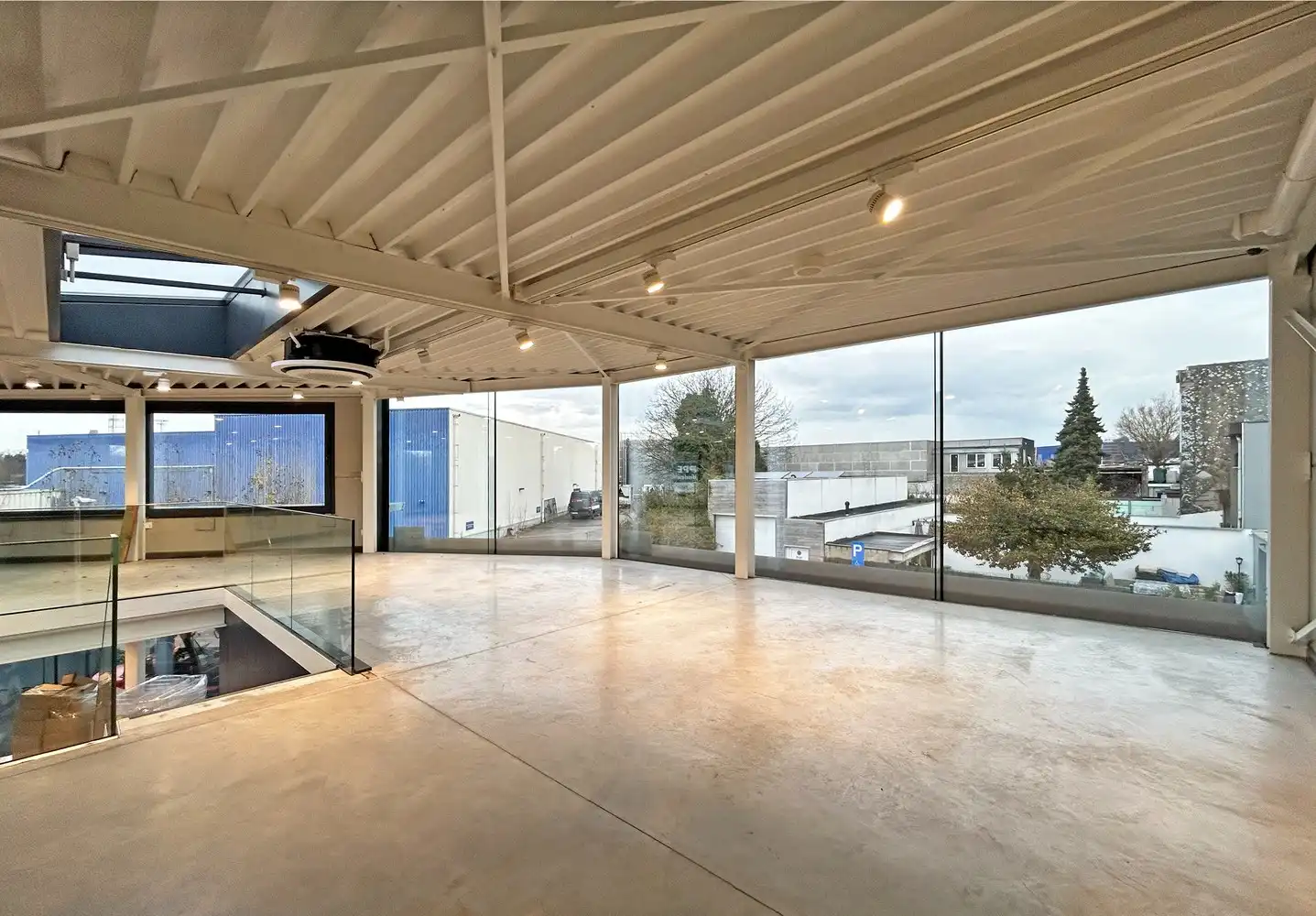Modern en lichtrijk handelspand/kantoor met magazijn (300m²) te huur in Wijnegem! foto 8