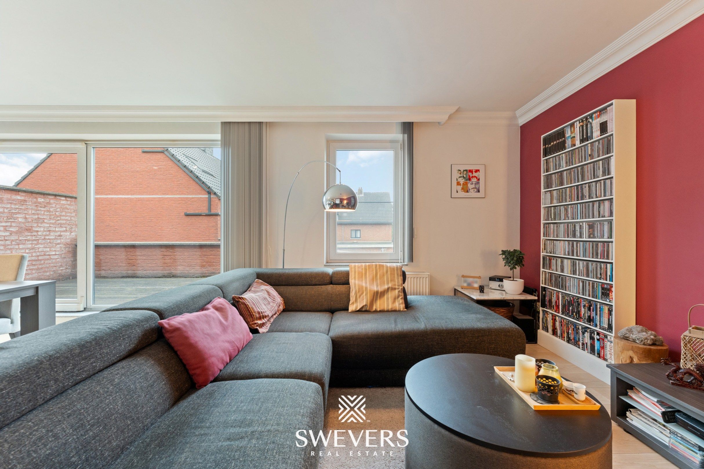 Lichtrijk Appartement met Zuidterras in Hartje Koersel. foto 2