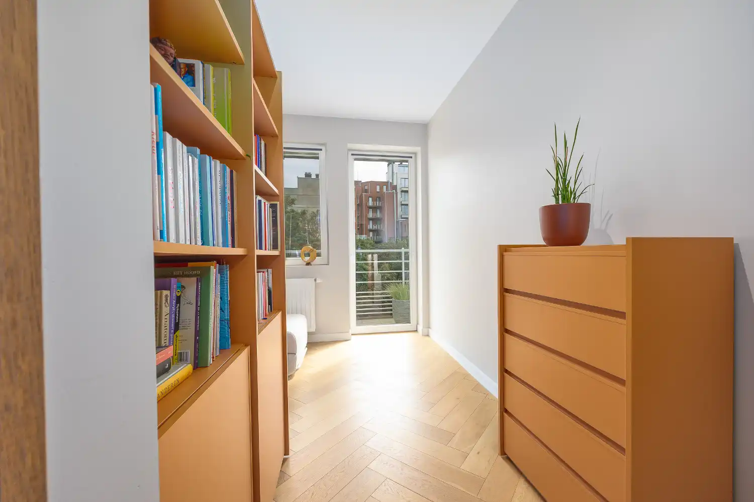 Gerenoveerd twee slaapkamer appartement met open zicht foto 22