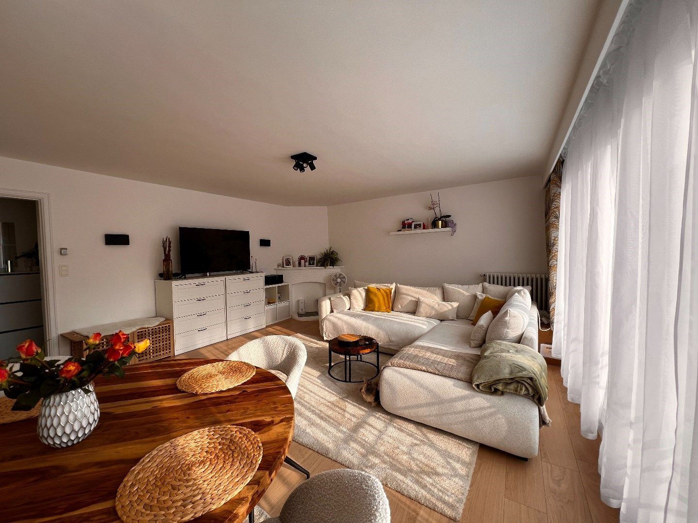 APPARTEMENT MET 2 SLAAPKAMERS, TERRAS EN STANDPLAATS IN CENTRUM IEPER foto 2