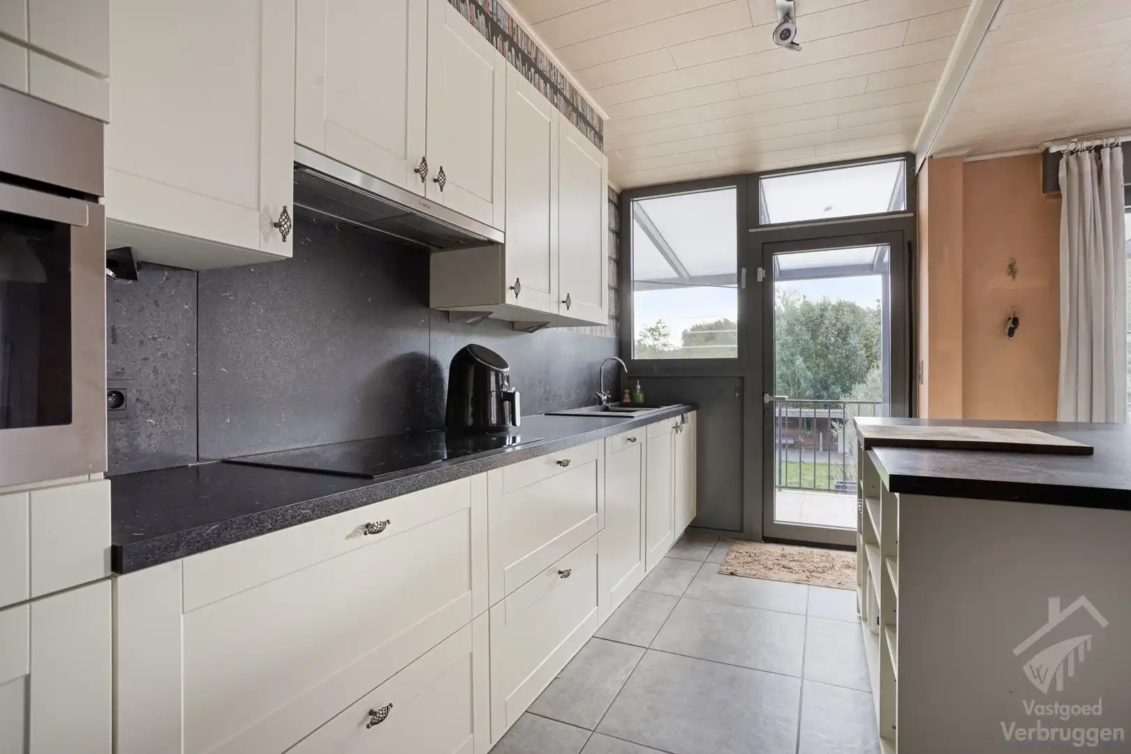 Volledig onderkelderde bungalow te koop op groot perceel foto 6