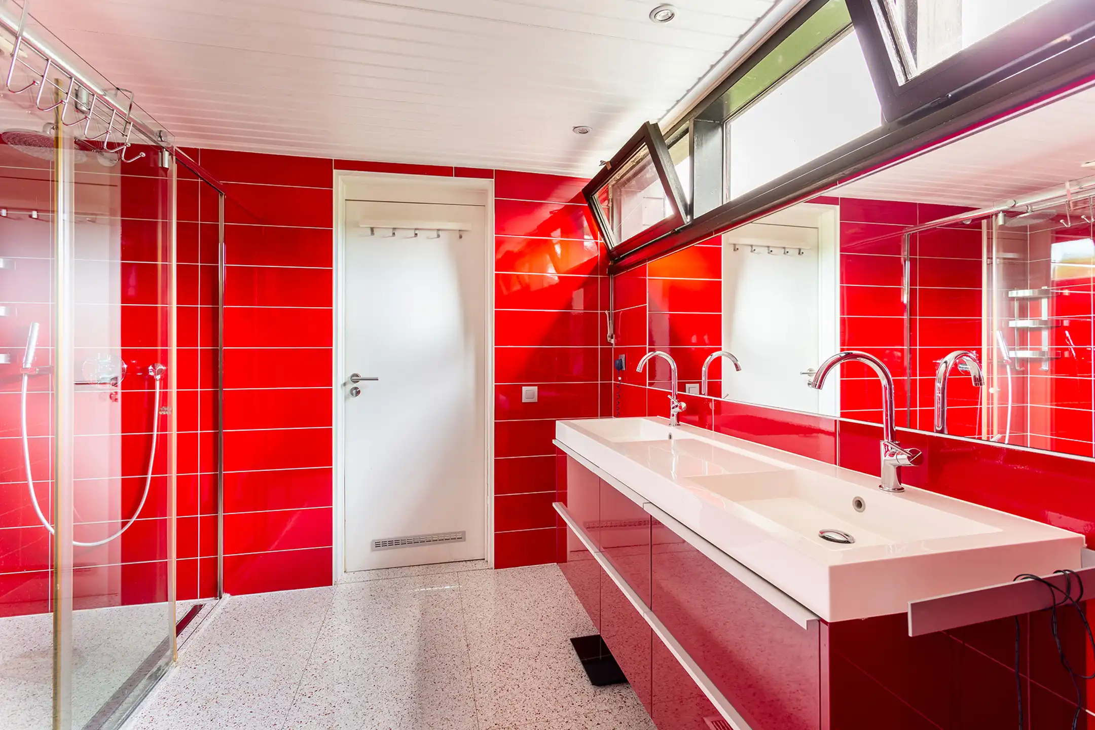 Topgelegen architectenwoning met ruim tuin en binnenzwembad. foto 44