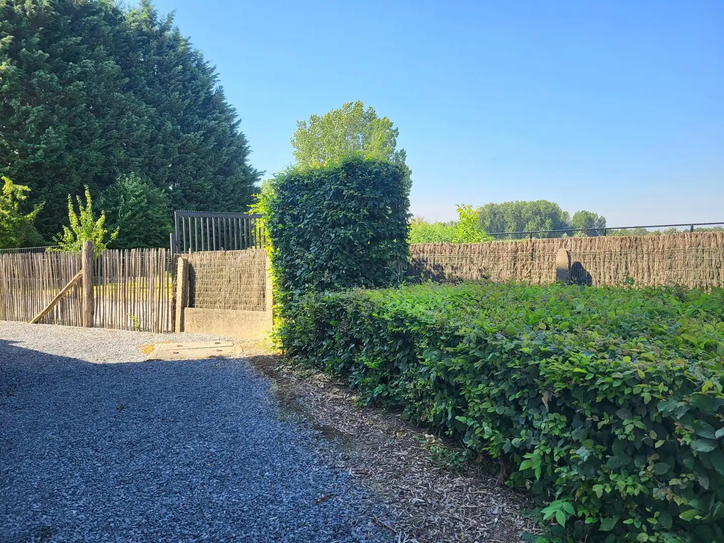 Charmante halfopen bebouwing met 2 slaapkamers op rustige, landelijke ligging aan de stadsrand. foto 3