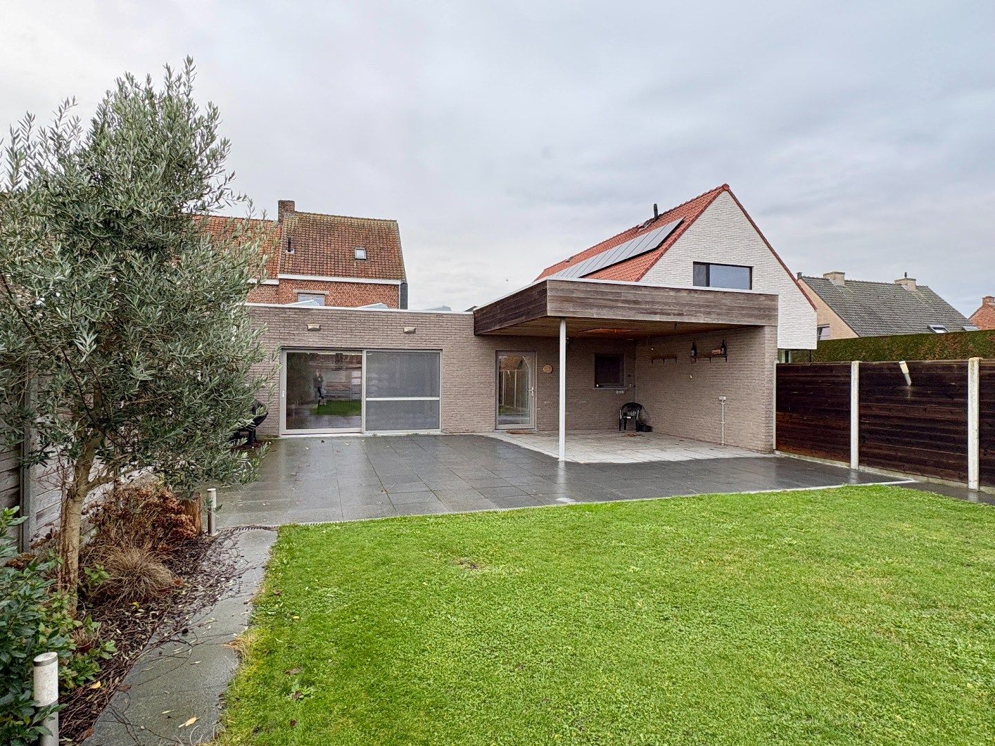 Totaal gerenoveerde woning met 305 m² bew. Opp., 4slks + gelijkvloerse kamer. foto {{pictureIndex}}