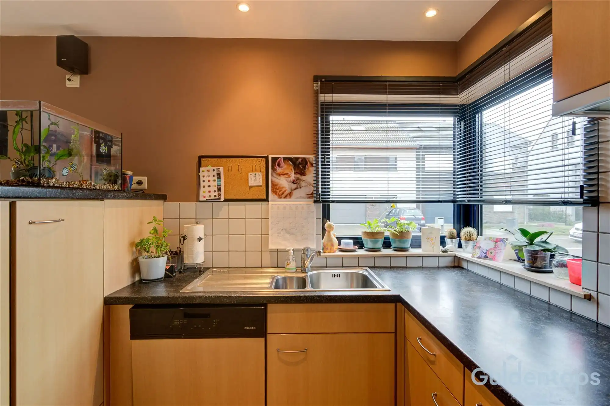 Zeer ruime instapklare half open woning met zwembad foto 10