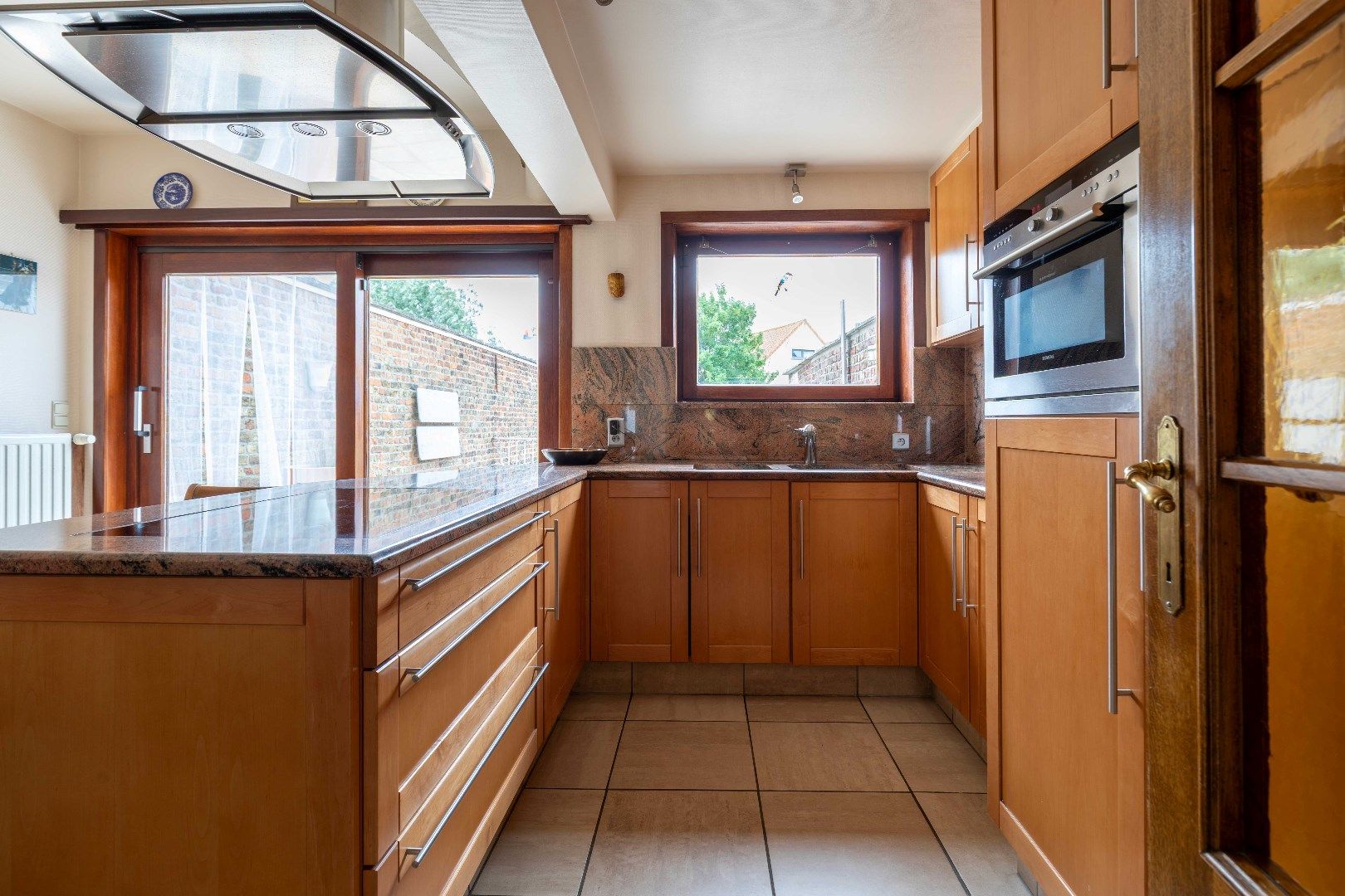 Ruime, praktische woning met grote garage, praktijk en 5 slaapkamers! foto 4