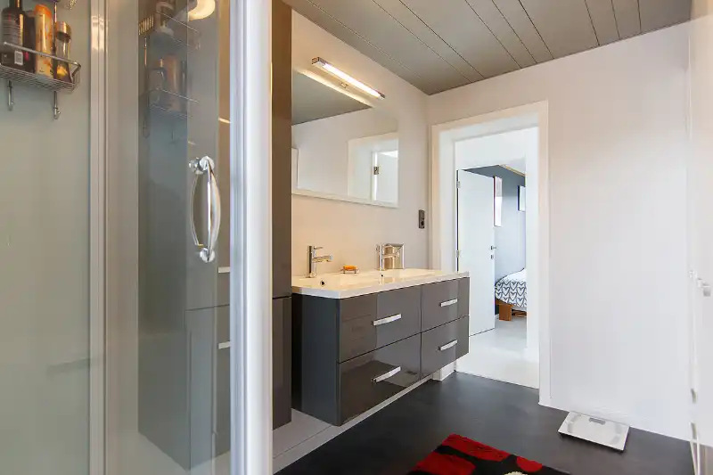 Knap afgewerkte, energiezuinige en ruime woning met vier slaapkamers, guesthouse/praktijkruimte op een centrale (maar toch bosrijke!) locatie te As foto 21