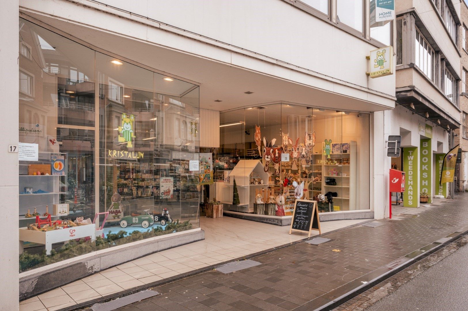 Ruime winkelruimte (350 m²) in het historische stadscentrum van Kortrijk vlakbij de Broeltorens foto 2