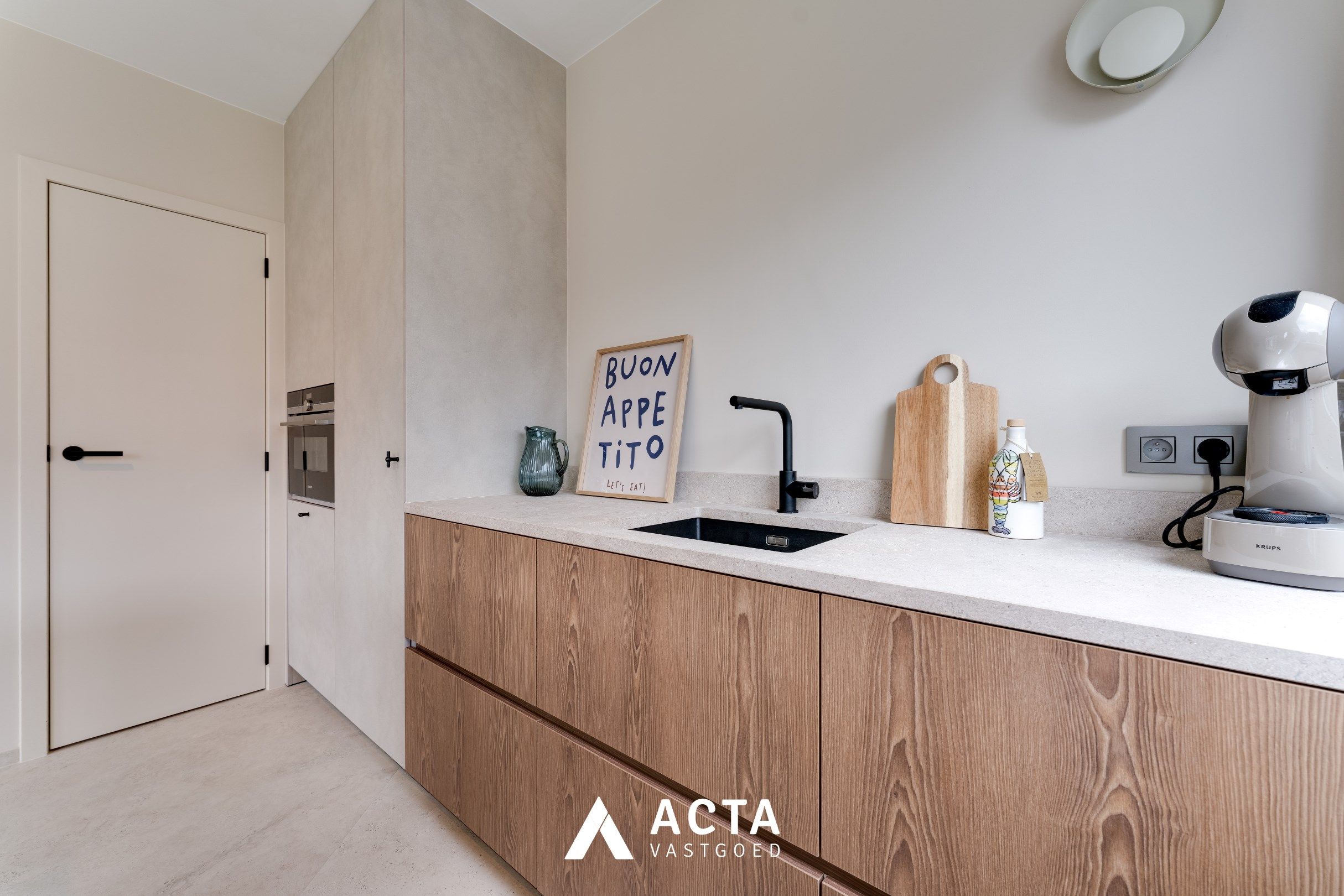 Subliem gerenoveerd appartement met twee slaapkamers op het Leopold I Plein foto 13