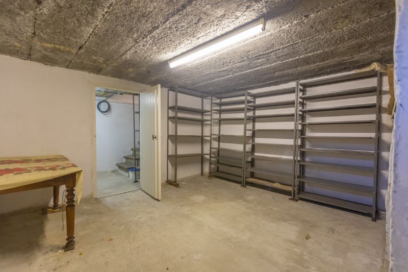 Te moderniseren halfopen bebouwing met 3 slaapkamers (5 mogelijk), garage en tuin met open zicht op weiland. foto 16