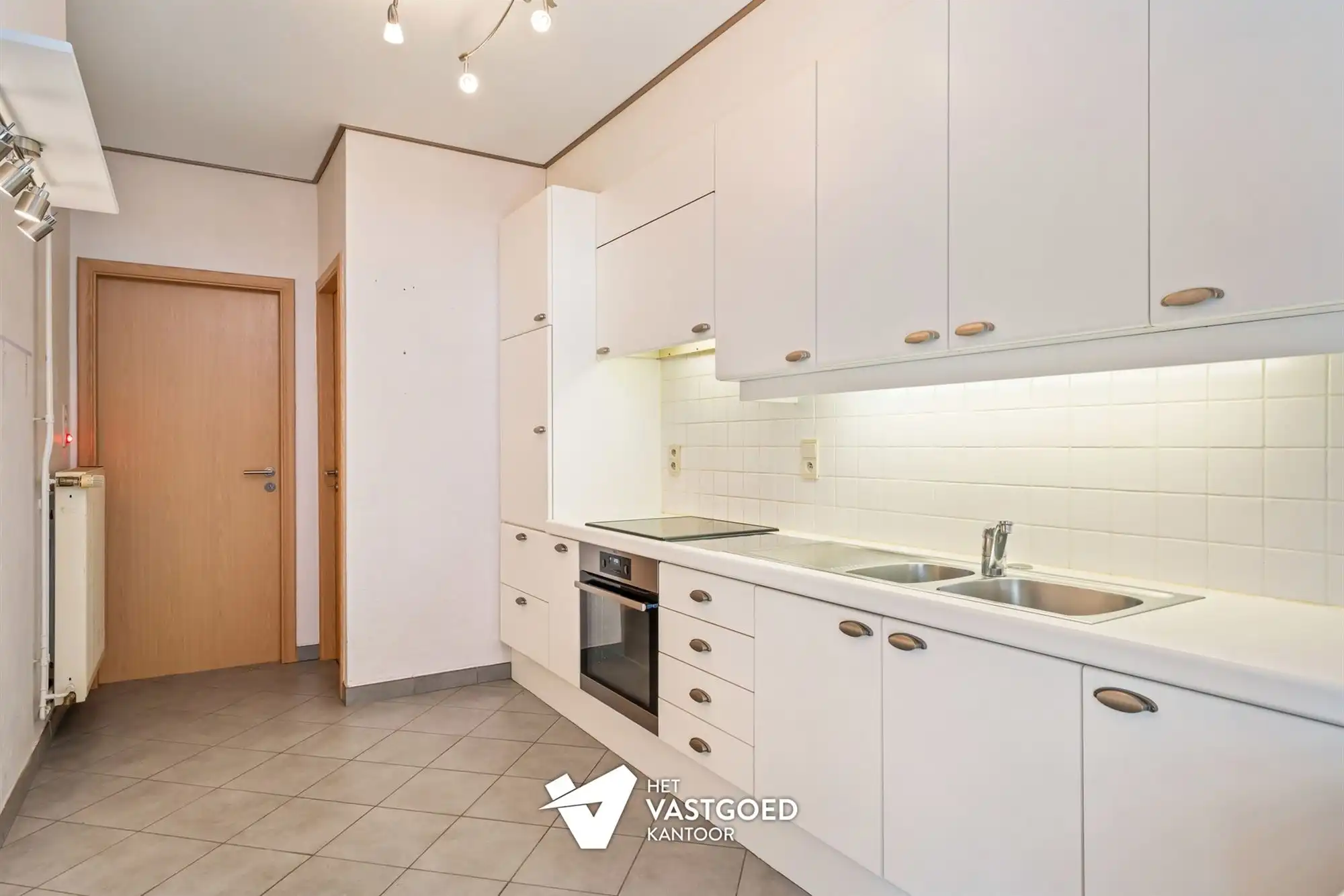 INSTAPKLARE WONING MET LEUKE TUIN EN GARAGE foto 8