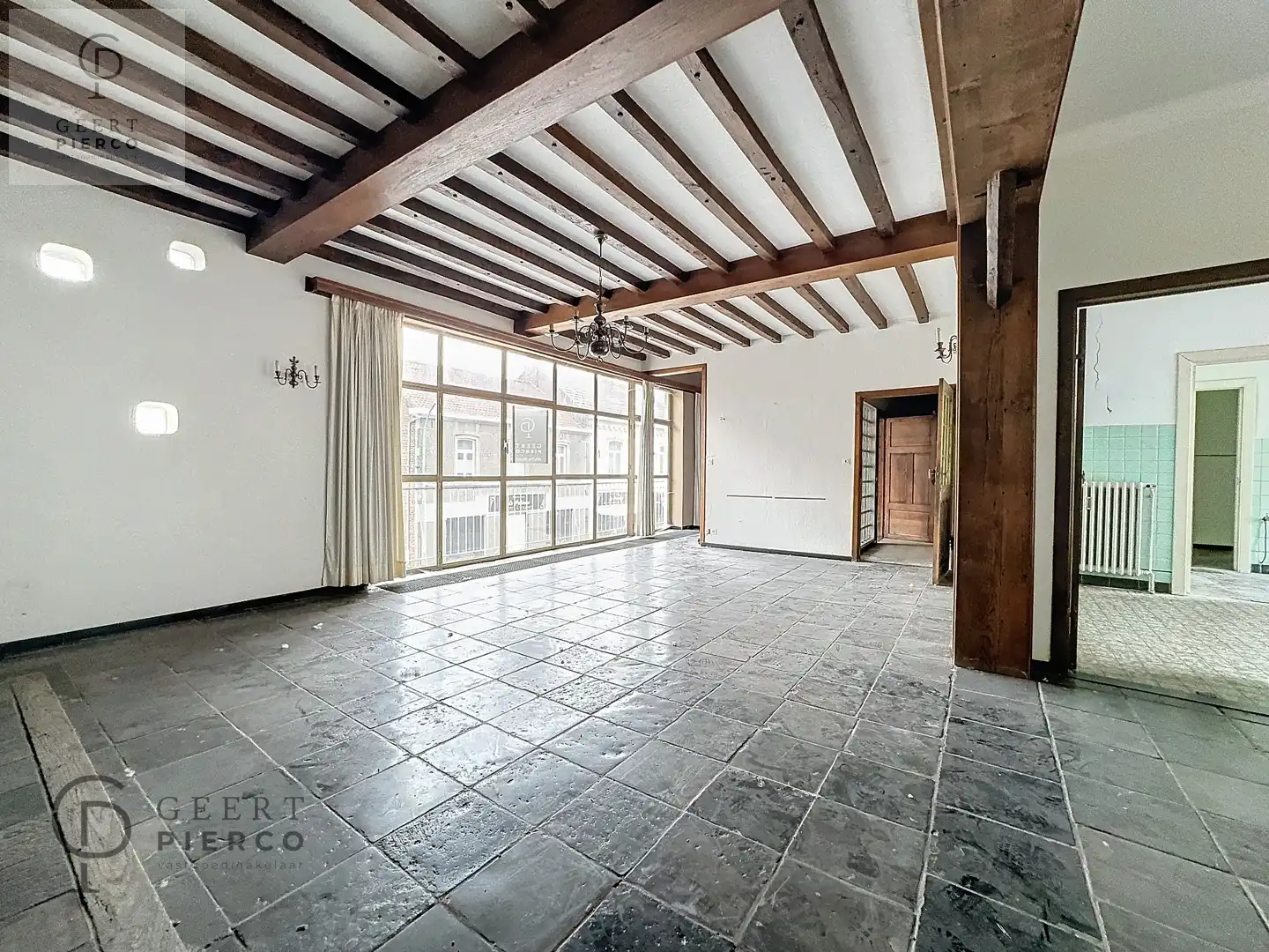 Ruim handelspand met ruim appartement foto 12