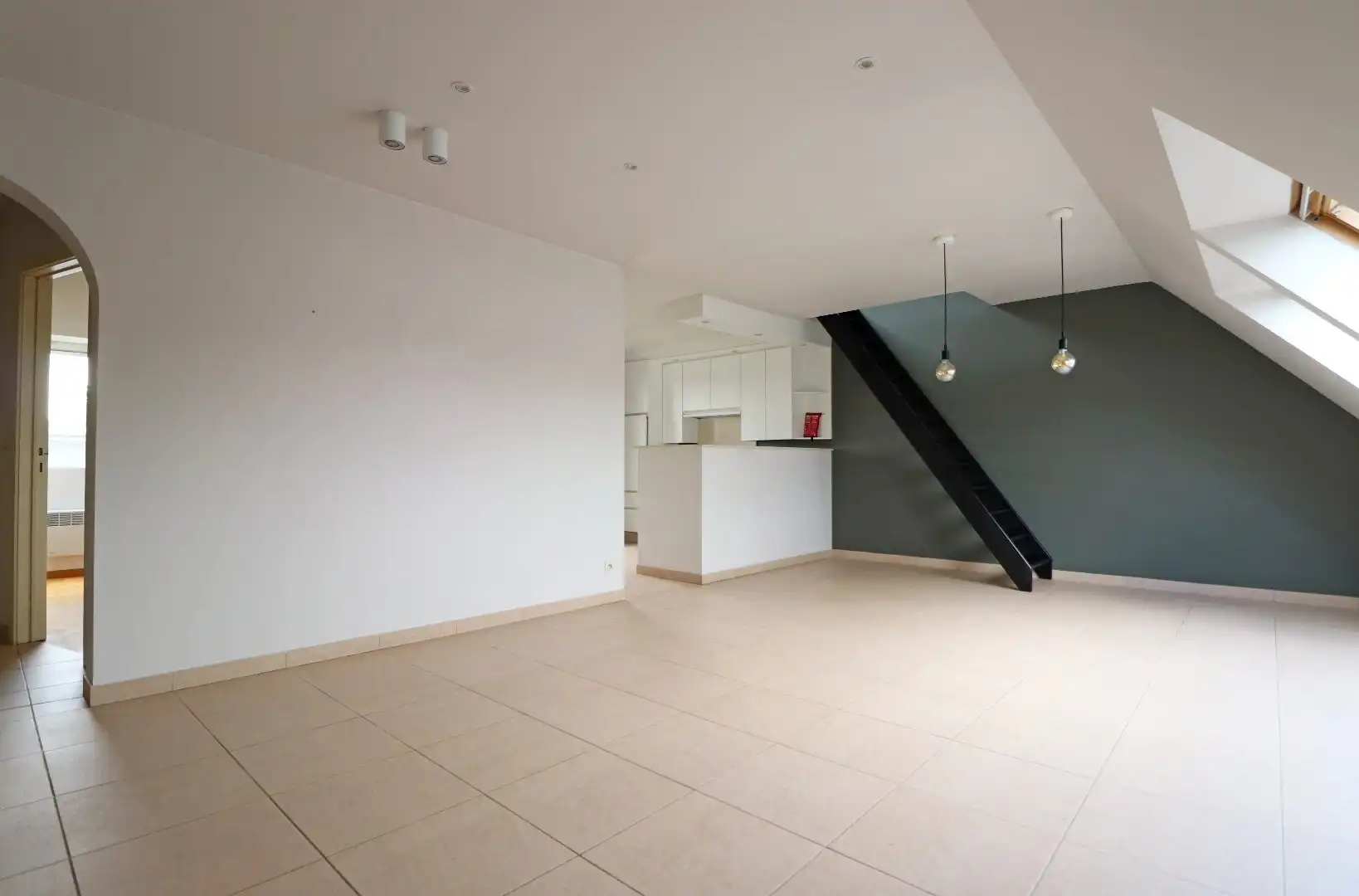 Leuk dakappartement met carport foto 3